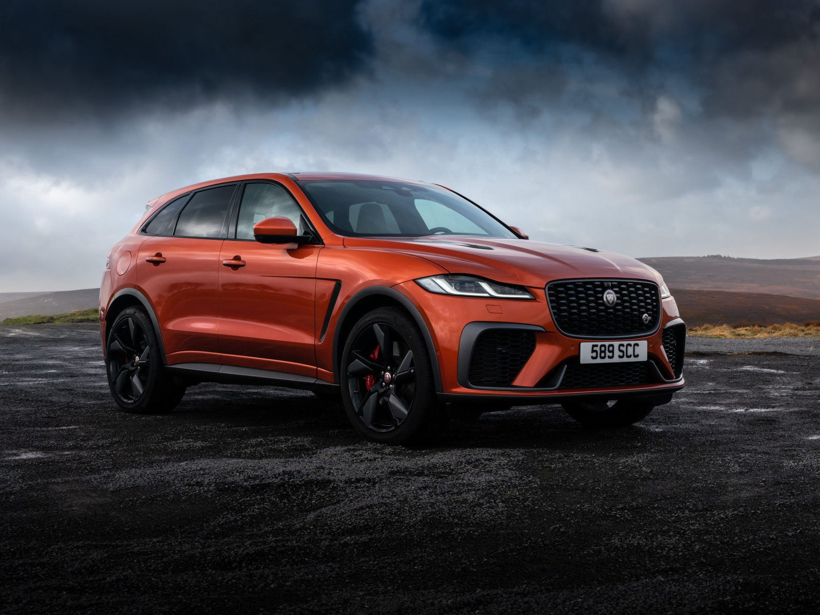 Автомобиль Jaguar F-Pace SVR на фоне грозового неба