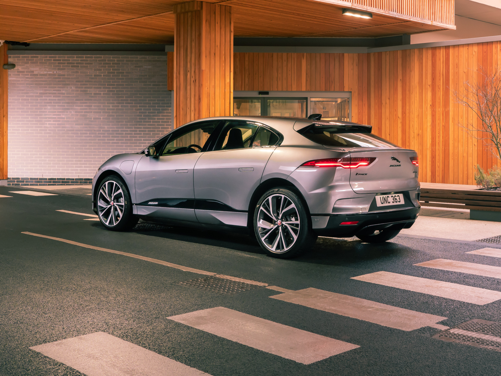 Серебристый автомобиль Jaguar I-Pace EV400 AWD S, 2021 года вид сзади