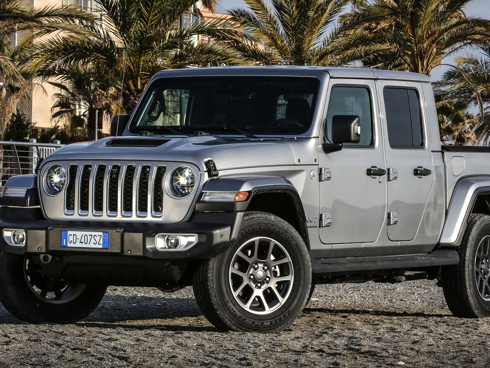 Серебристый пикап Jeep Gladiator Overland 2021 года