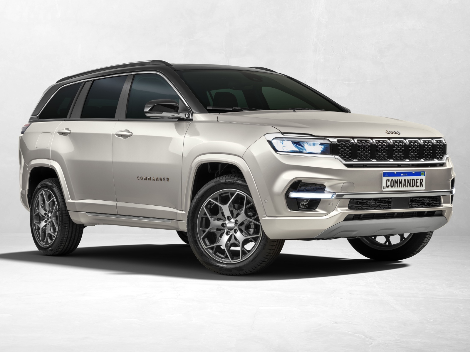 Серебристый внедорожник Jeep Commander Overland 2022 года