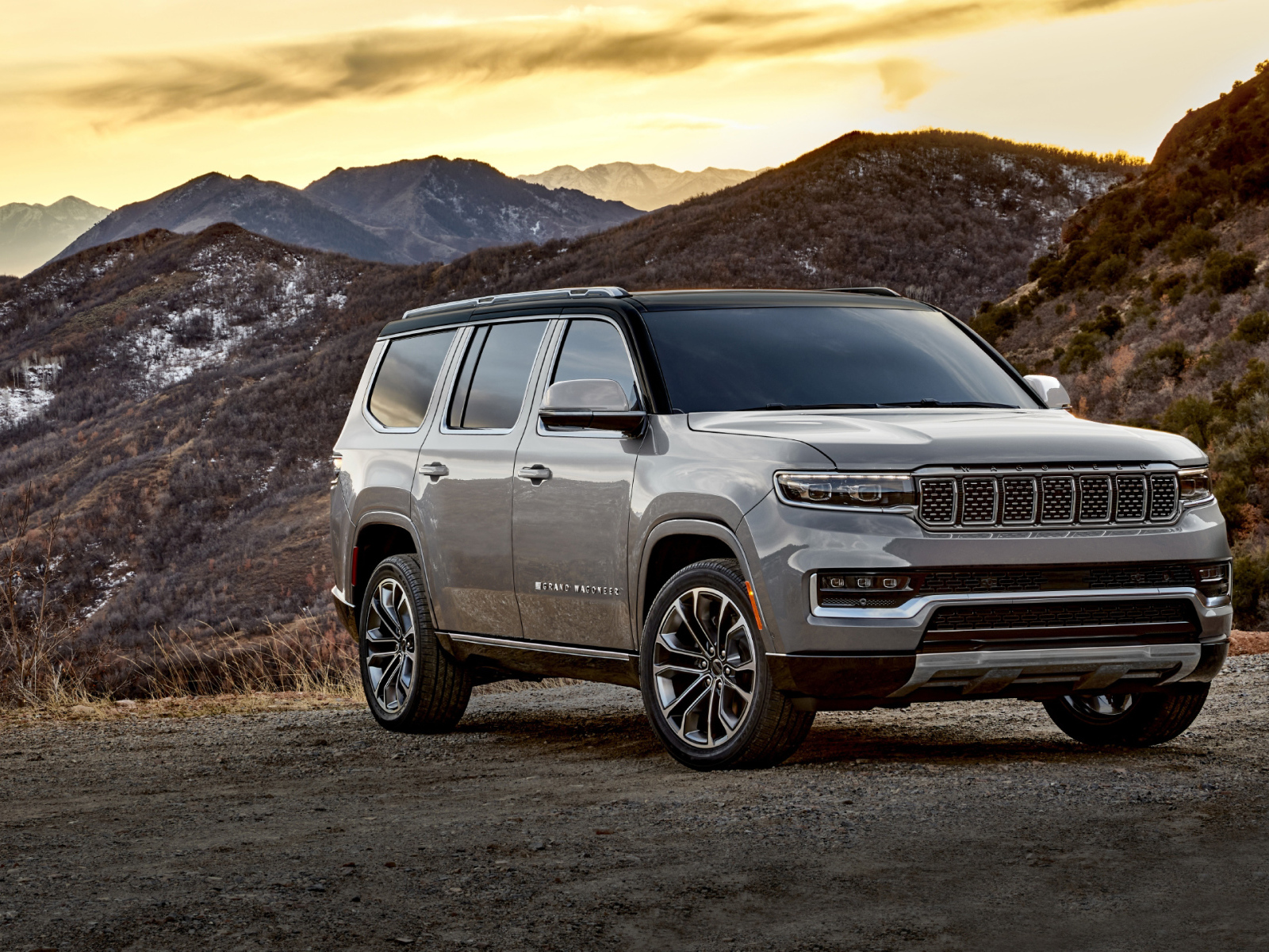 Серебристый внедорожник Jeep Grand Wagoneer Series III, 2022 года в горах