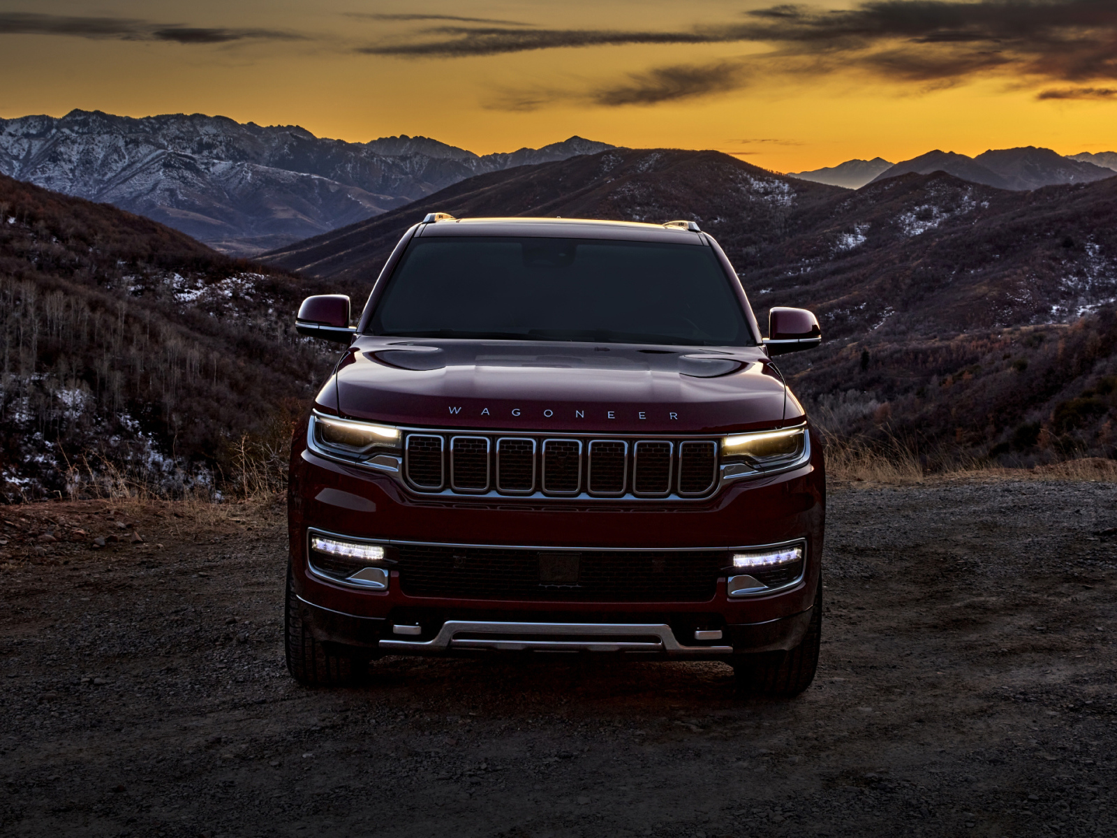 Внедорожник Jeep Wagoneer Series II Premium, 2022 года на фоне заката в горах