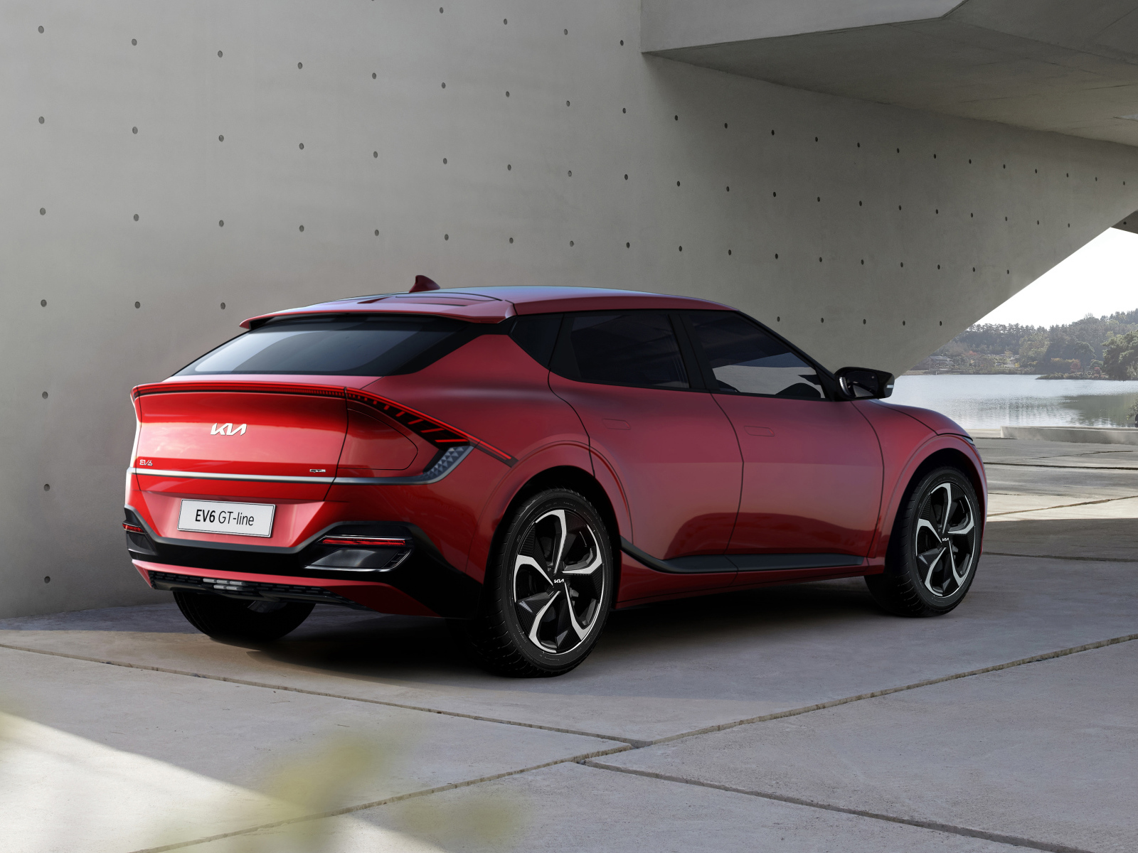 Автомобиль Kia EV6 GT Line 2021 года под мостом