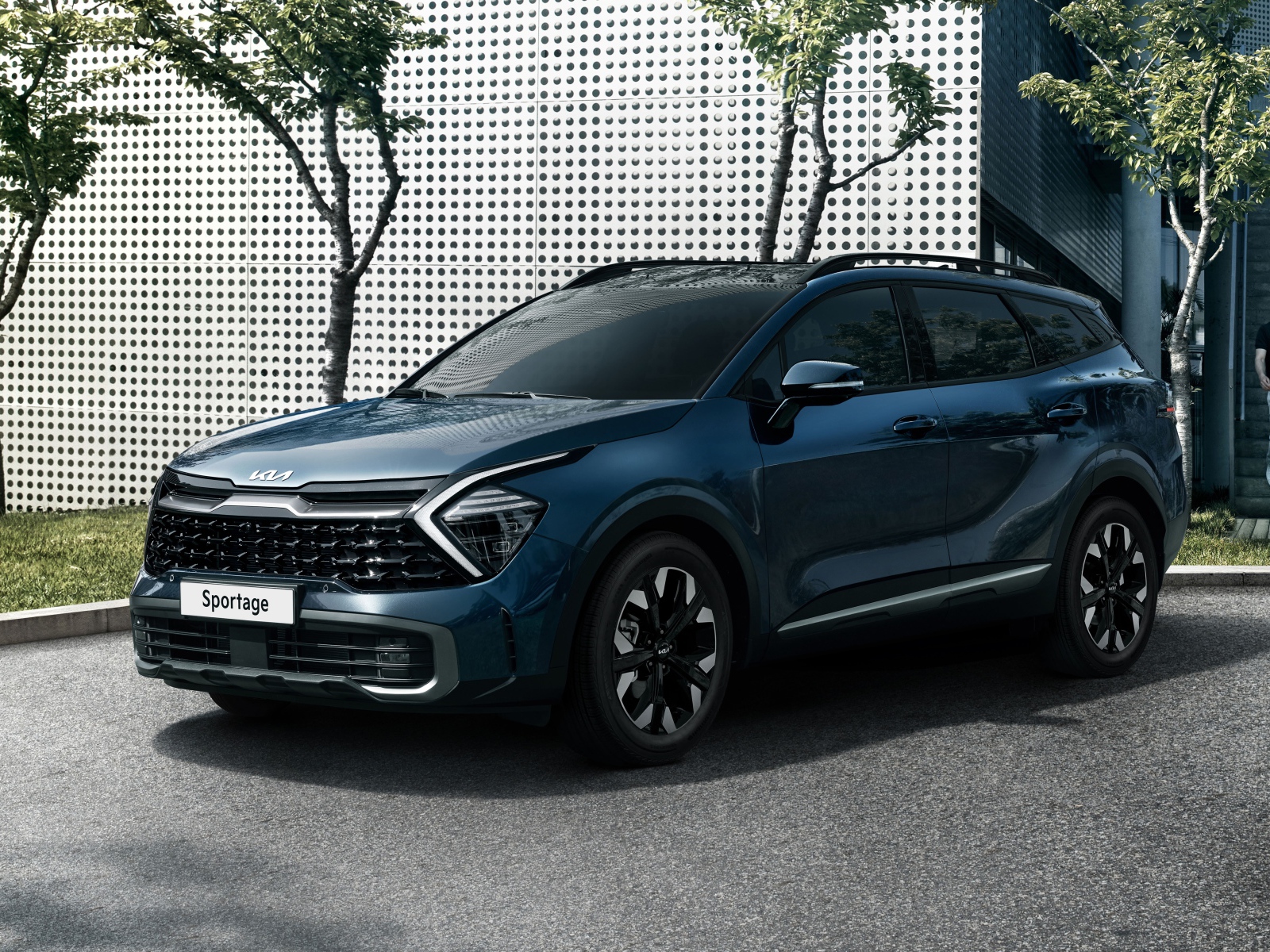 Черный кроссовер Kia Sportage X-Line 2021 года