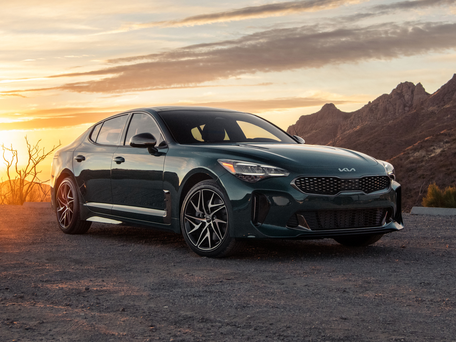 Автомобиль Kia Stinger GT Line AWD, 2022 года на фоне заката