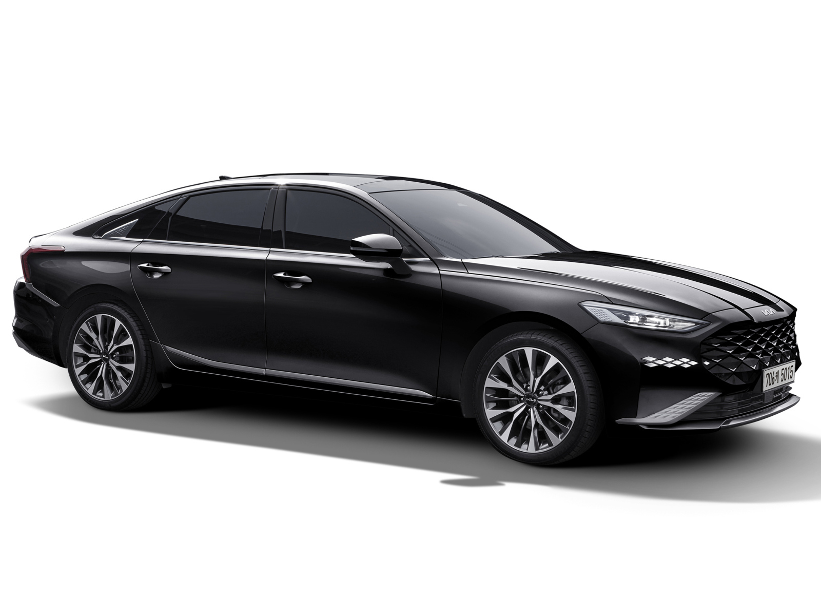 Черный стильный автомобиль Kia K8 2021 года на белом фоне