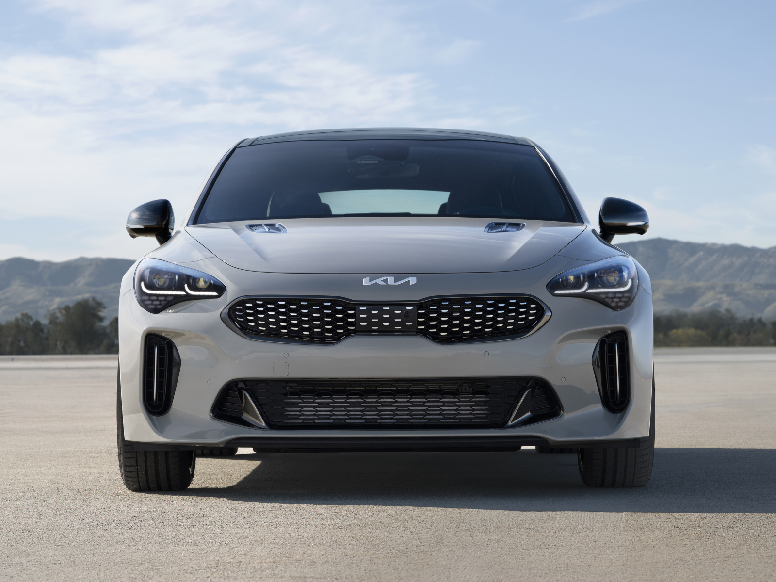 Серебристый автомобиль Kia Stinger GT Scorpion, 2022 года вид спереди