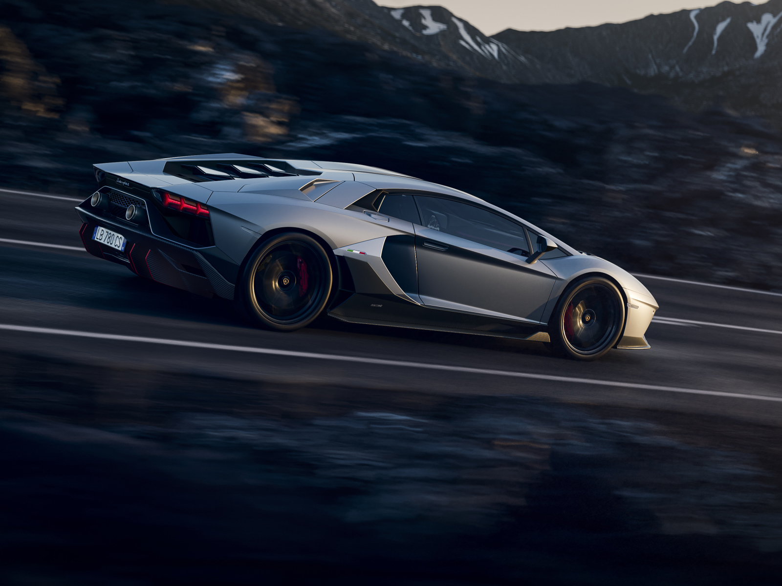 Автомобиль Lamborghini Aventador LP 780-4 Ultimate 2021 года на скорости