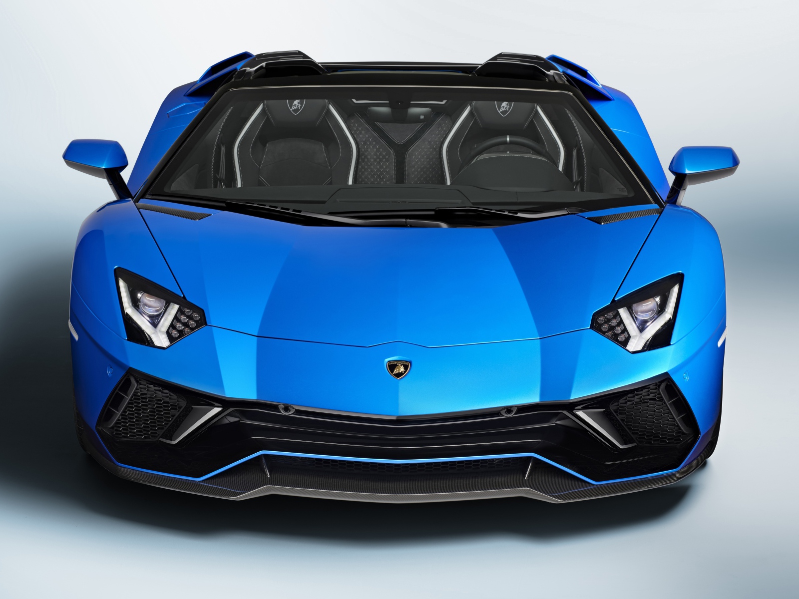 Синий автомобиль Lamborghini Aventador LP 780-4 Ultimate 2021 года вид спереди