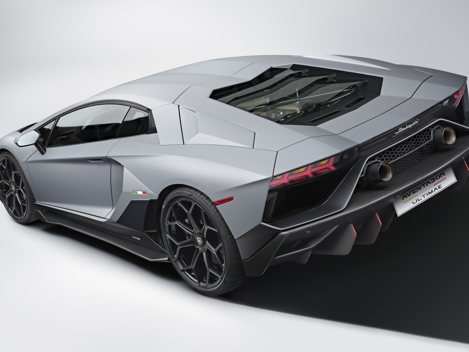 Автомобиль Lamborghini Aventador LP 780-4 Ultimate 2021 года на сером фоне