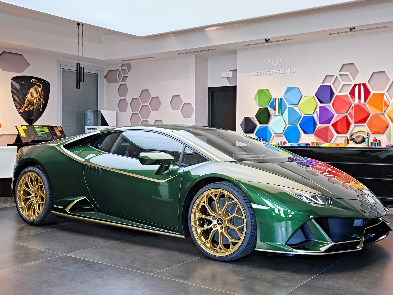 Зеленый автомобиль Lamborghini Huracán 2021 года