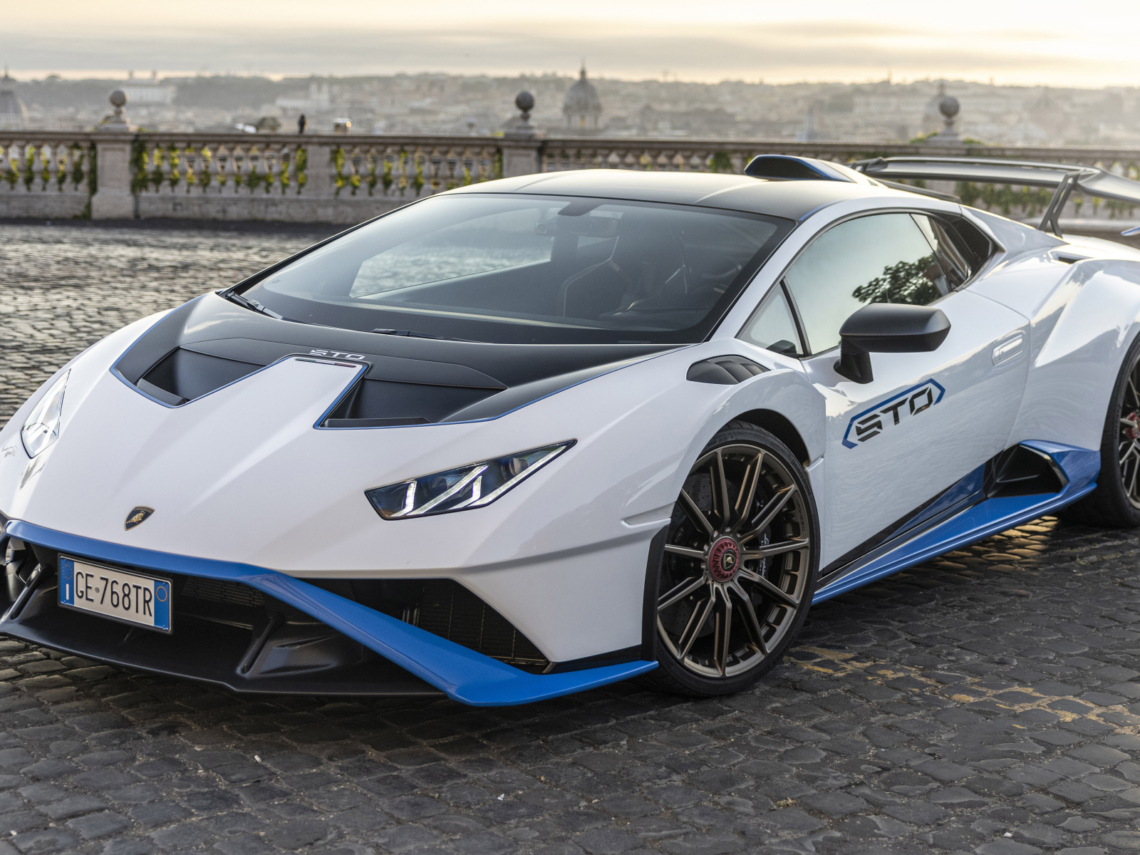 Автомобиль Lamborghini Huracán STO 2021 года крупным планом