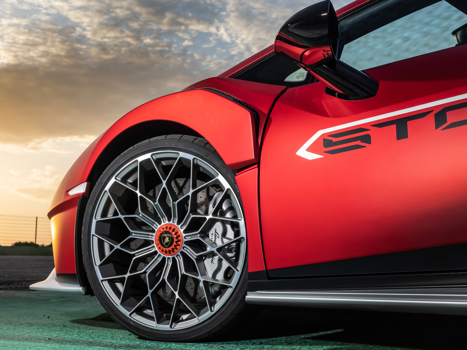 Колесо красного автомобиля Lamborghini Huracán STO 2021 года 