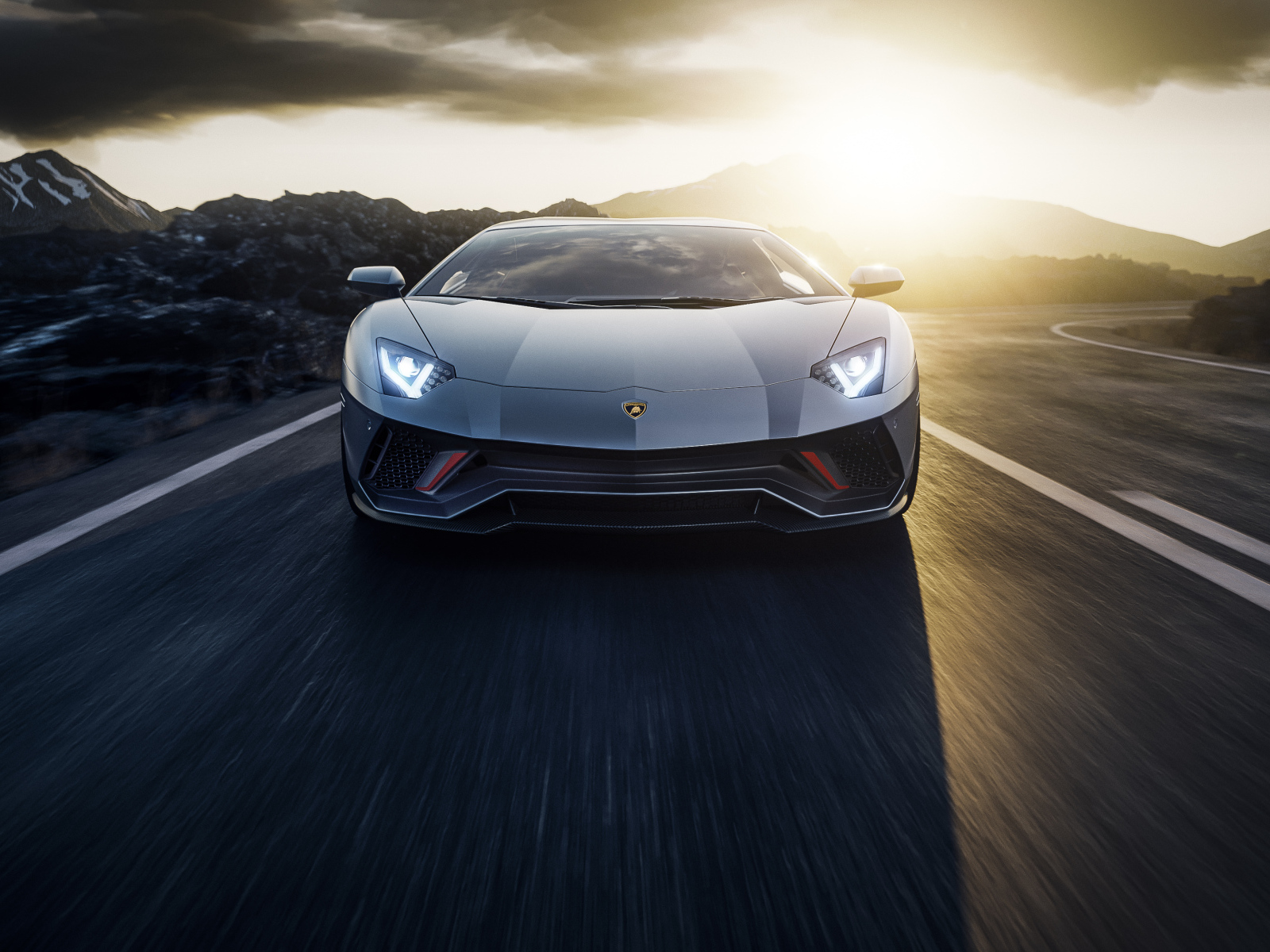 Автомобиль Lamborghini Aventador LP 780-4 Ultimate 2021 на закате в горах