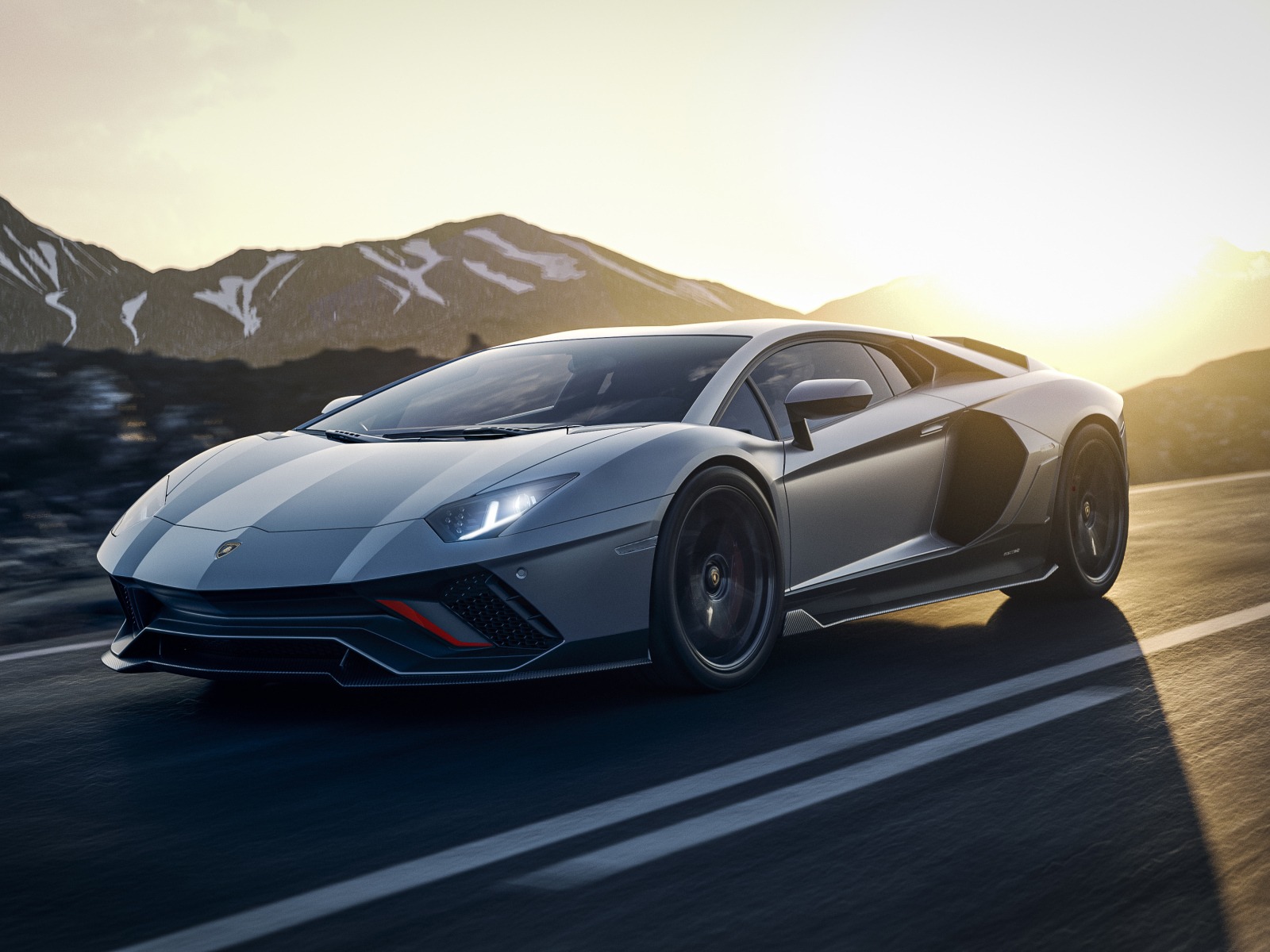 Серебристый Lamborghini Aventador LP 780-4 Ultimate 2021 года на фоне гор