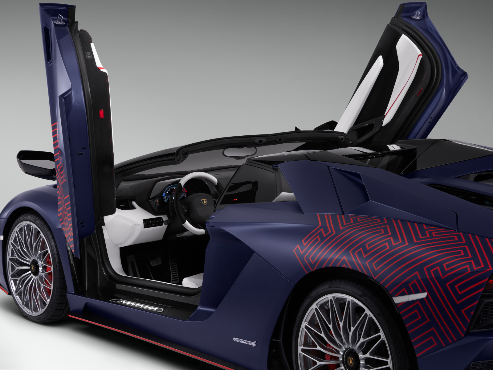 Спортивный автомобиль Lamborghini Aventador S, 2021  года на сером фоне