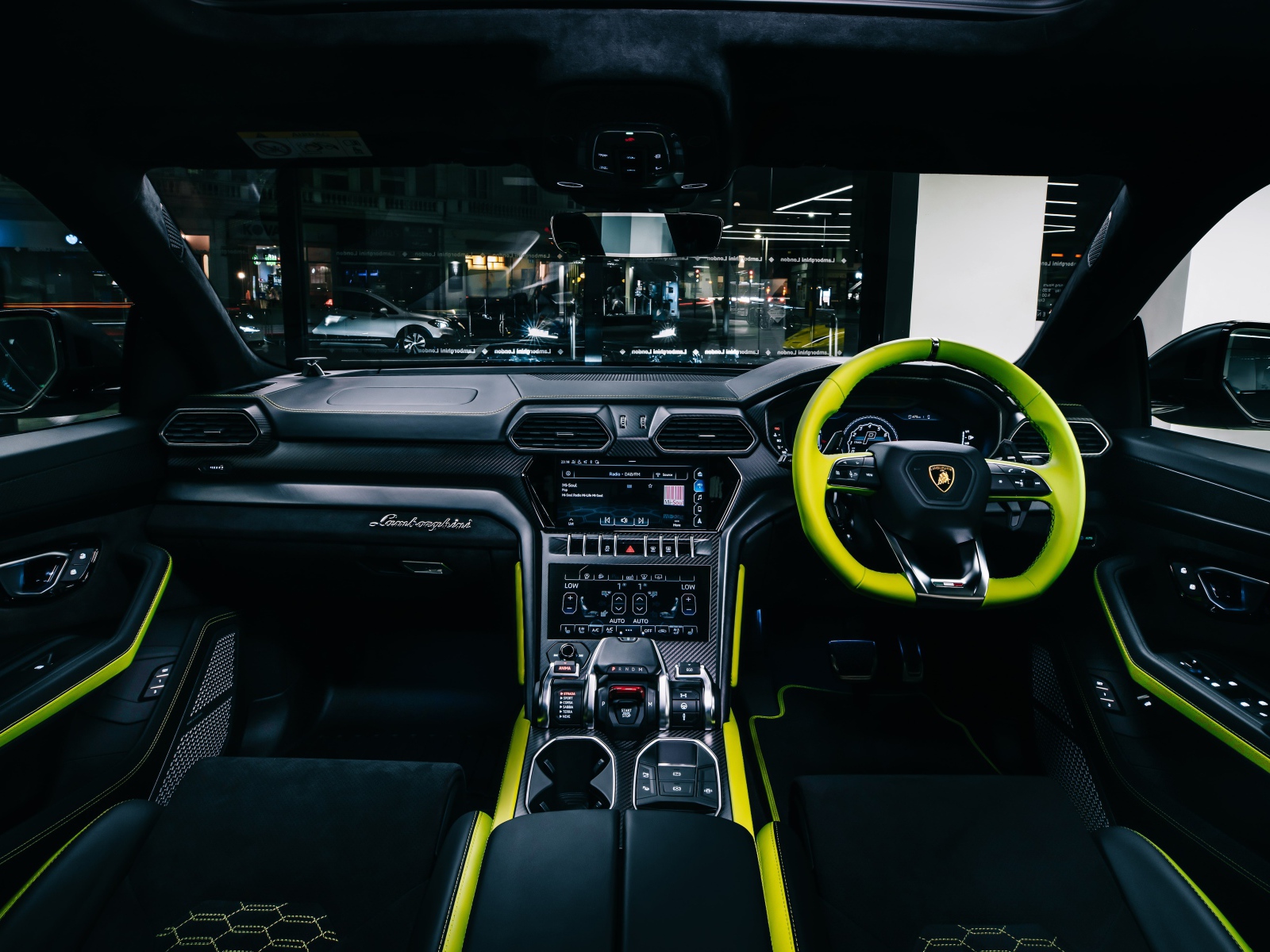 Стильный салон автомобиля Lamborghini Urus