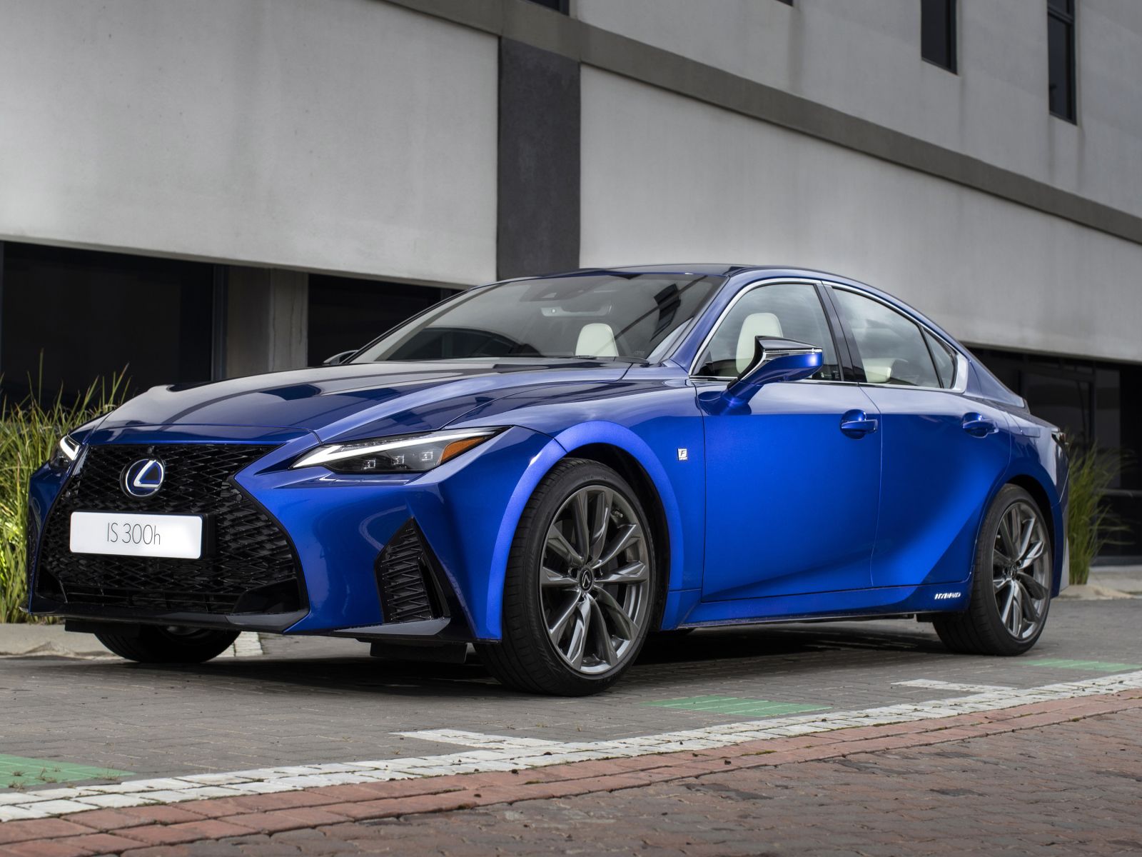 Синий автомобиль Lexus IS 300h F SPORT 2021 года