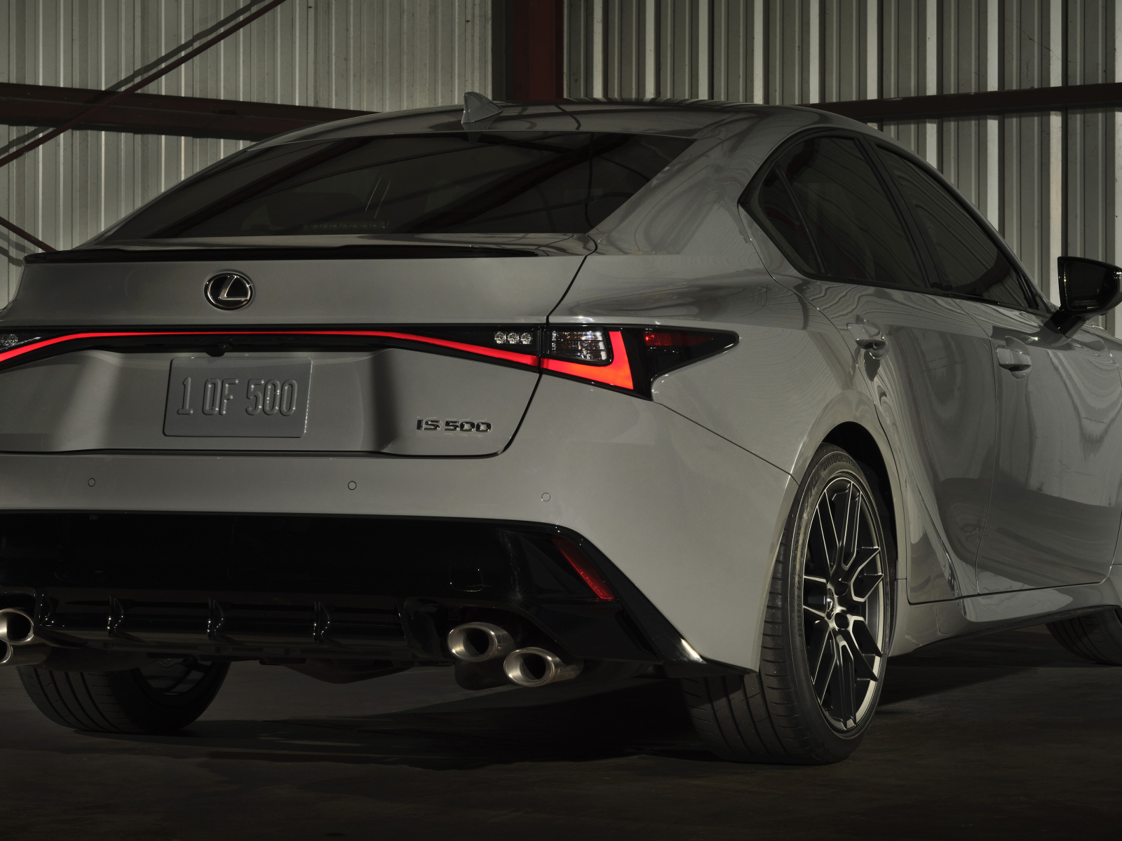 Белый автомобиль Lexus IS 500 F SPORT, 2022 года вид сзади