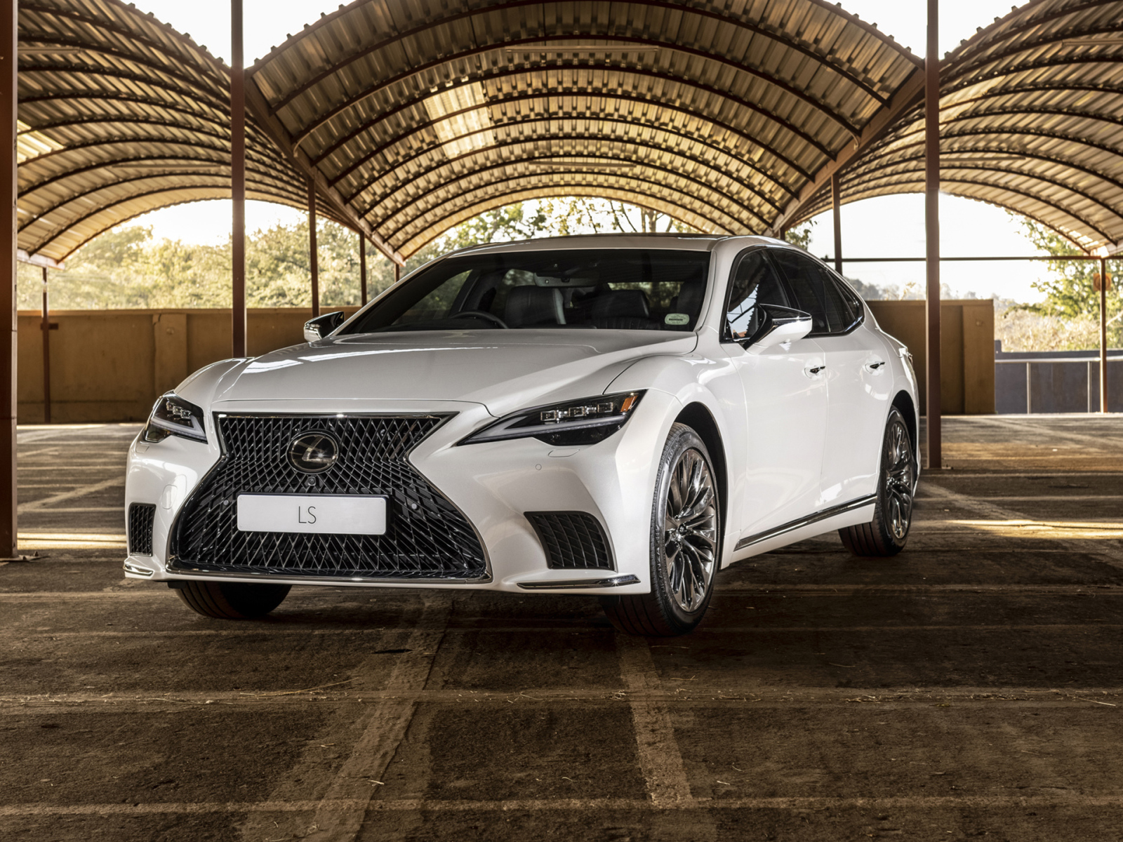 Автомобиль Lexus LS 500, 2021 года под крышей