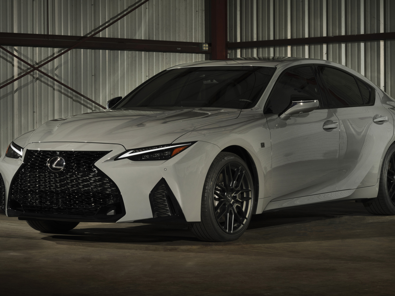 Белый автомобиль  Lexus IS 500 F SPORT, 2022 года