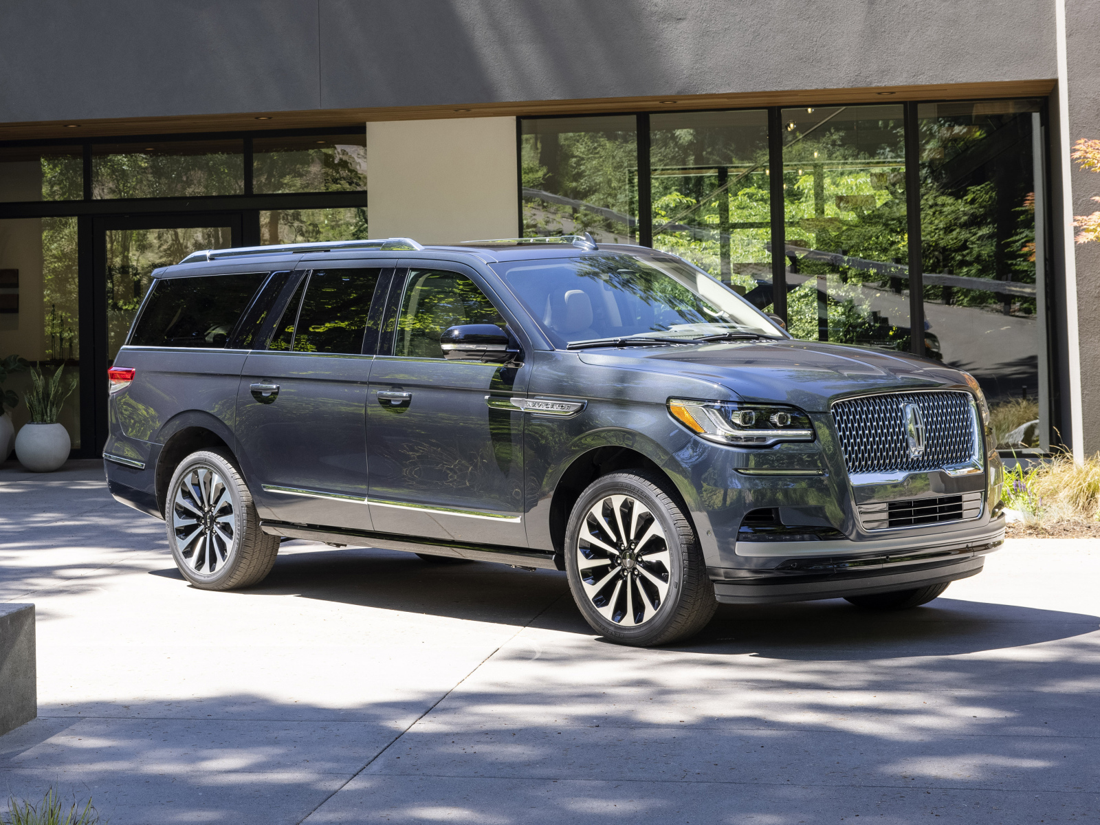Large car Lincoln Navigator L, 2022 in front of the building