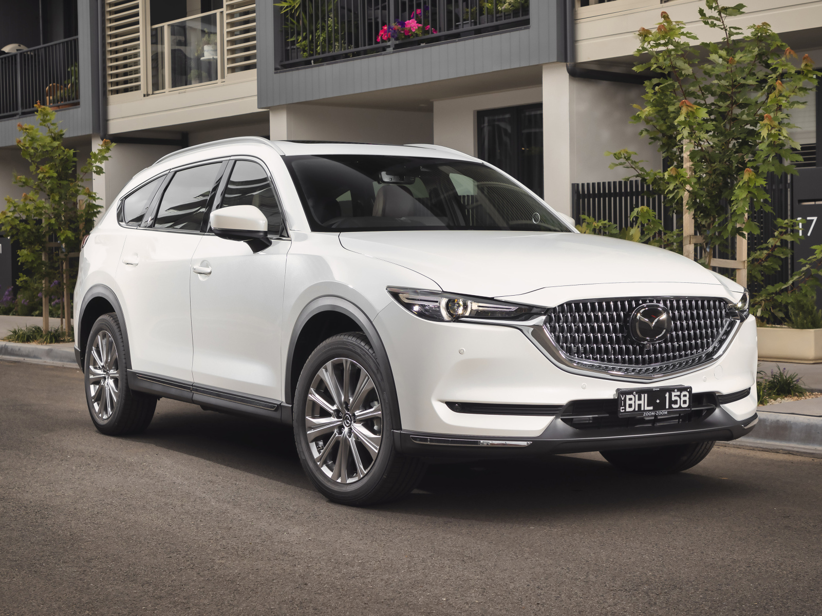 Белый внедорожник Mazda CX-8 2021 года