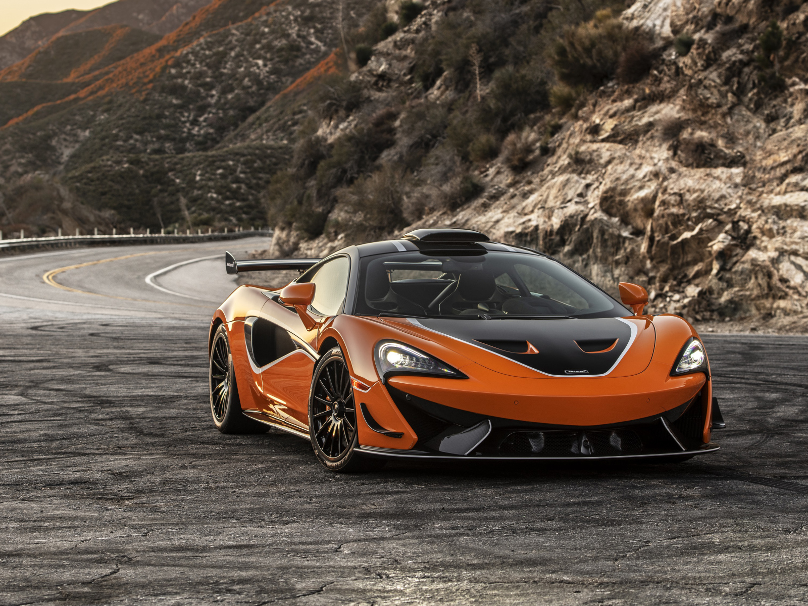 Спортивный автомобиль McLaren 620R, 2021 года в горах
