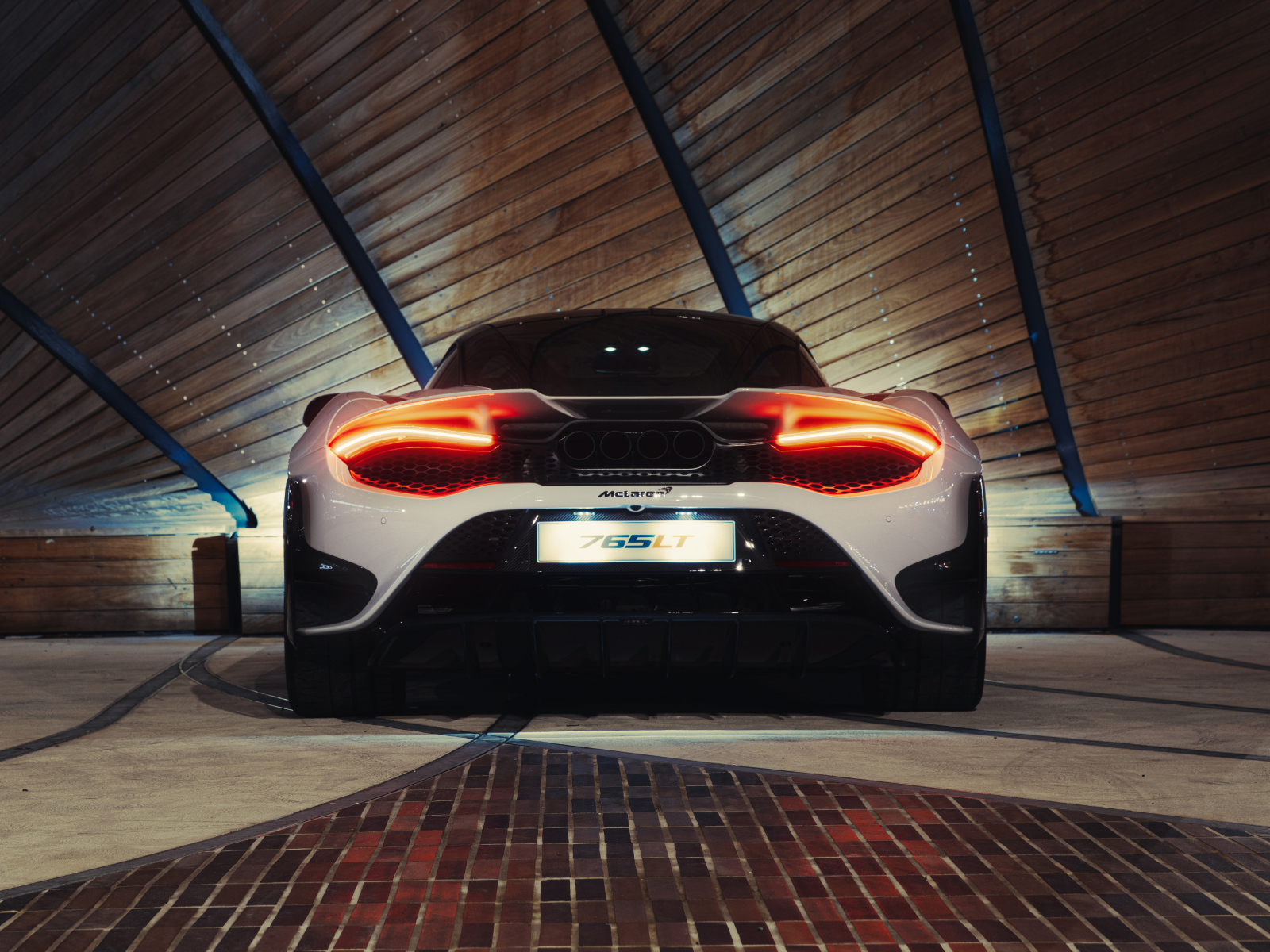 Спортивный автомобиль McLaren 765LT, 2021 года вид сзади