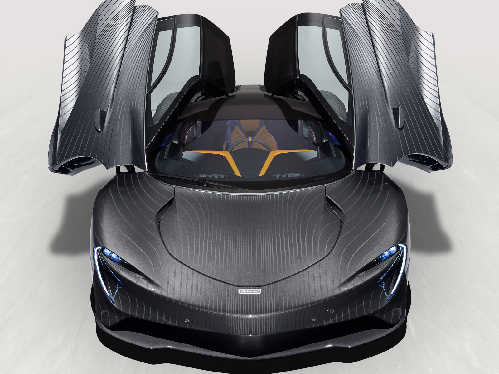 Автомобиль McLaren MSO, 2021 года на белом фоне