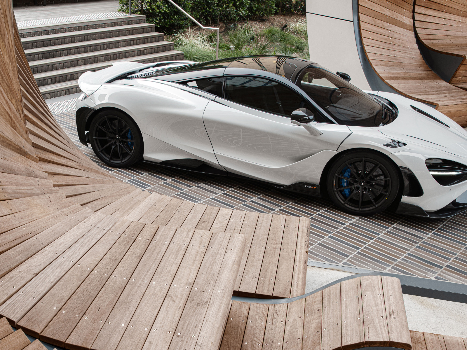 Быстрый дорогой автомобиль McLaren 765LT, 2021 года