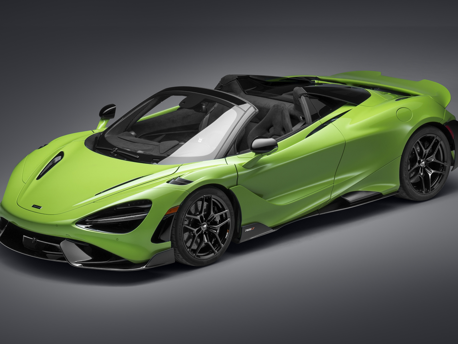 Зеленый  кабриолет McLaren 765LT Spider 2022 года на сером фоне