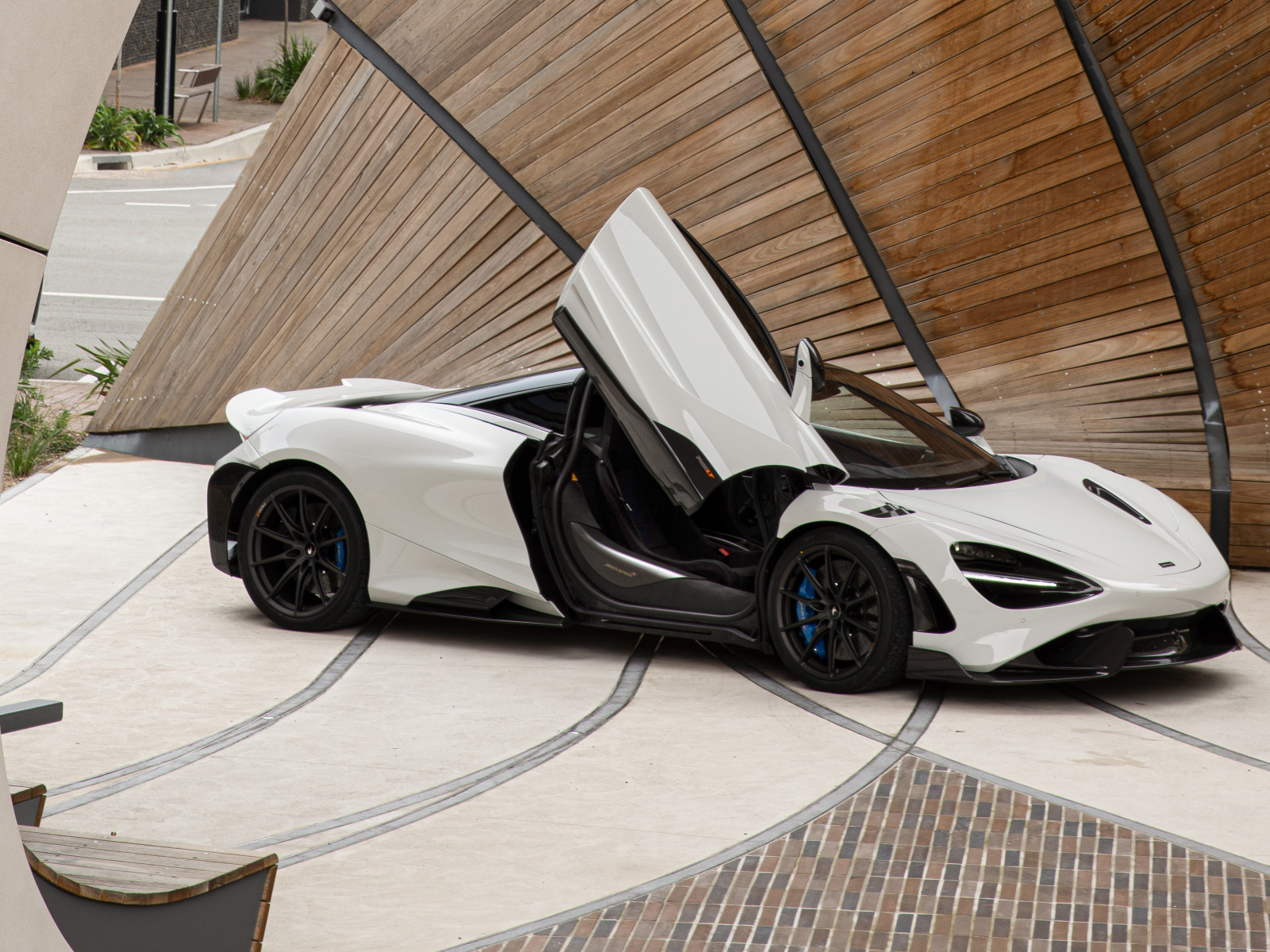 Белый быстрый автомобиль McLaren 765LT, 2021 года