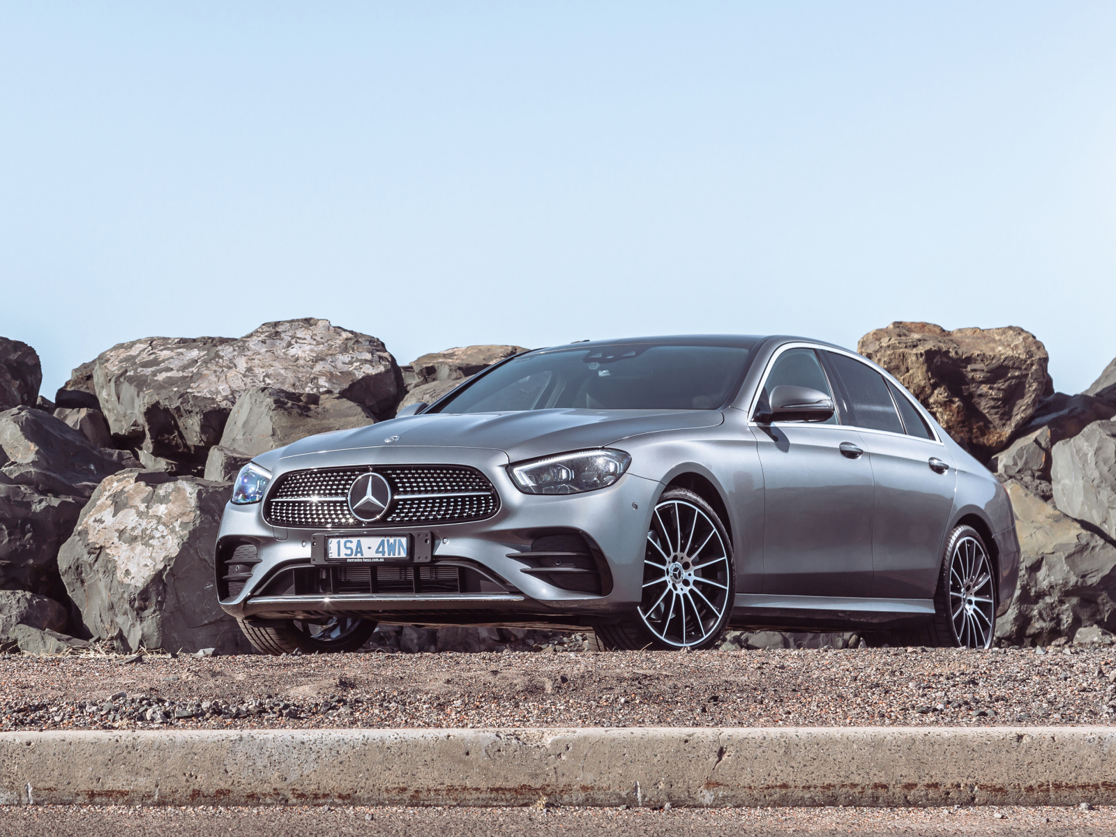 Серебристый автомобиль Mercedes-Benz E 350 AMG Line 2021 года