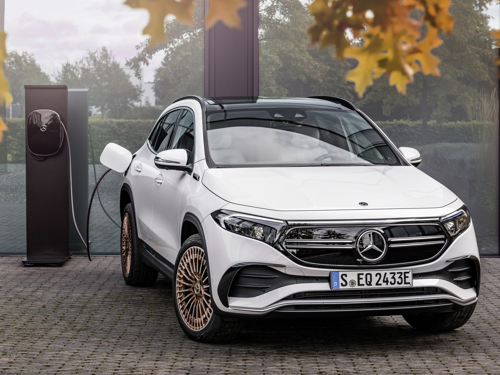 Белый автомобиль Mercedes-Benz EQA 250 AMG Line Edition 1 2021  года на заправке