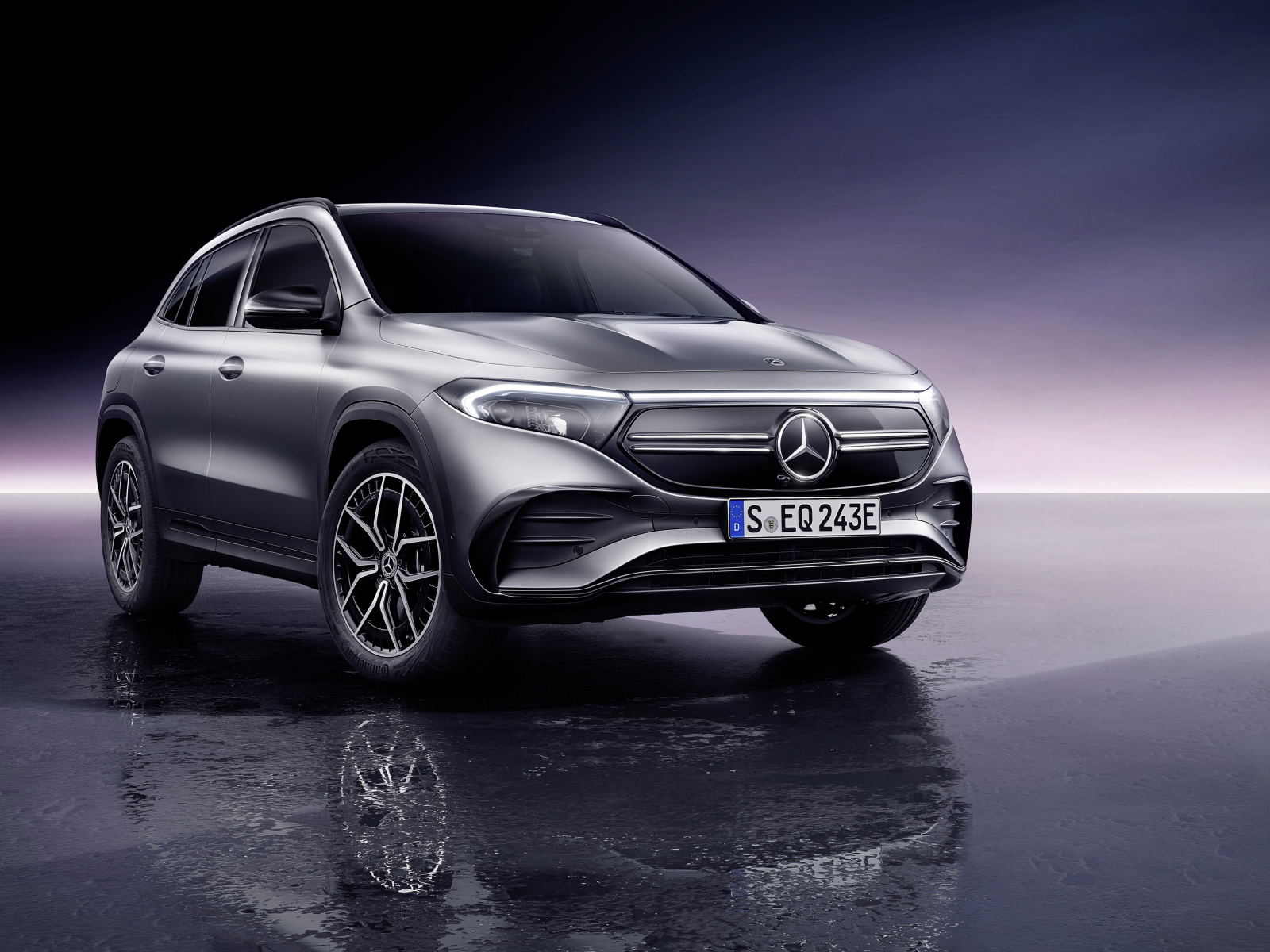 Автомобиль Mercedes-Benz EQA 250 AMG Line 2021  года на сером фоне