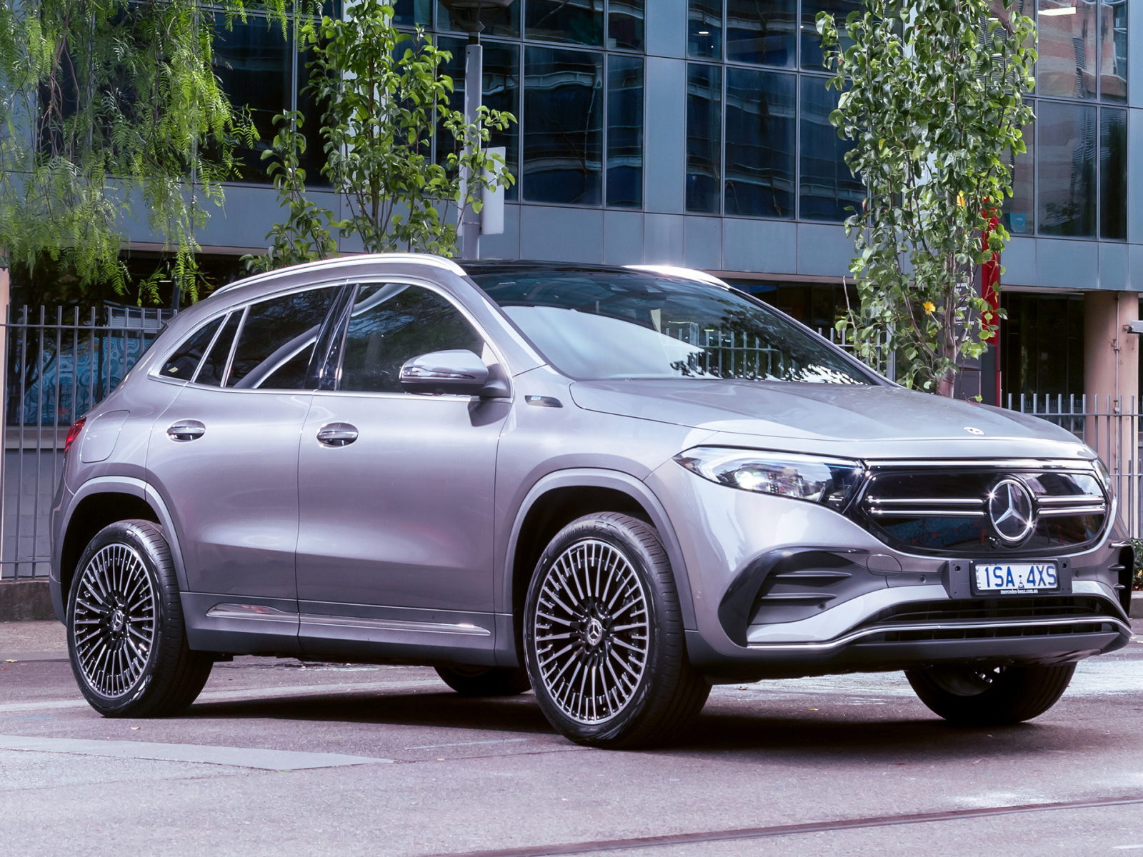 Серебристый автомобиль Mercedes-Benz EQA 250 AMG Line 2021 года