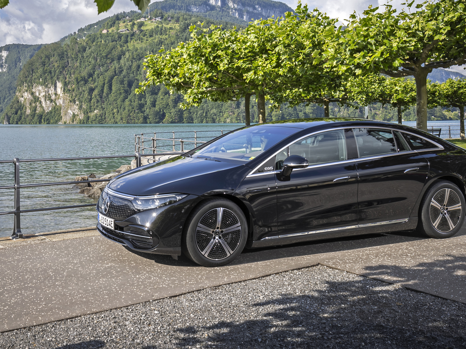 Автомобиль Mercedes-Benz EQS 580 4MATIC 2021 года на фоне гор