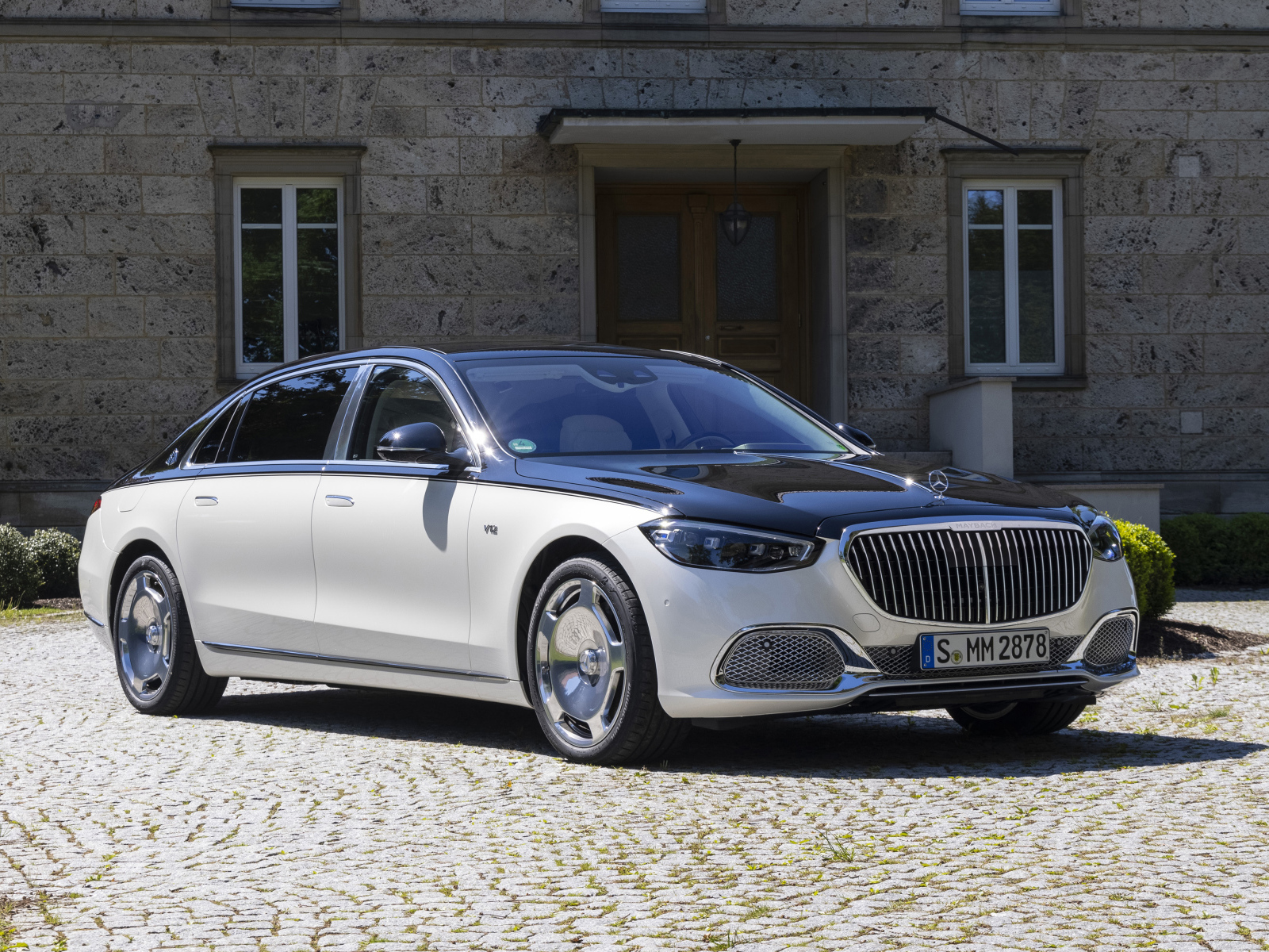 Серебристый автомобиль Mercedes-Maybach S 680 4MATIC 2021 года у дома