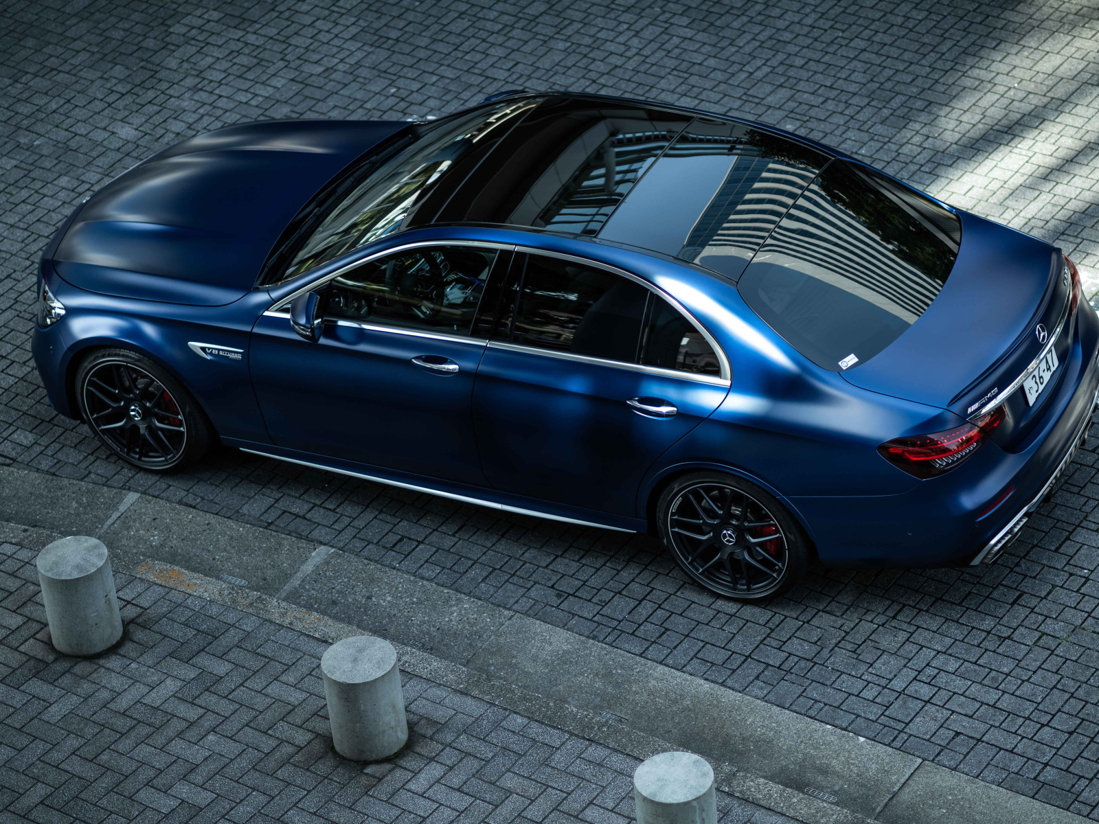 Синий автомобиль Mercedes-AMG E 63 S 4MATIC+ вид сзади