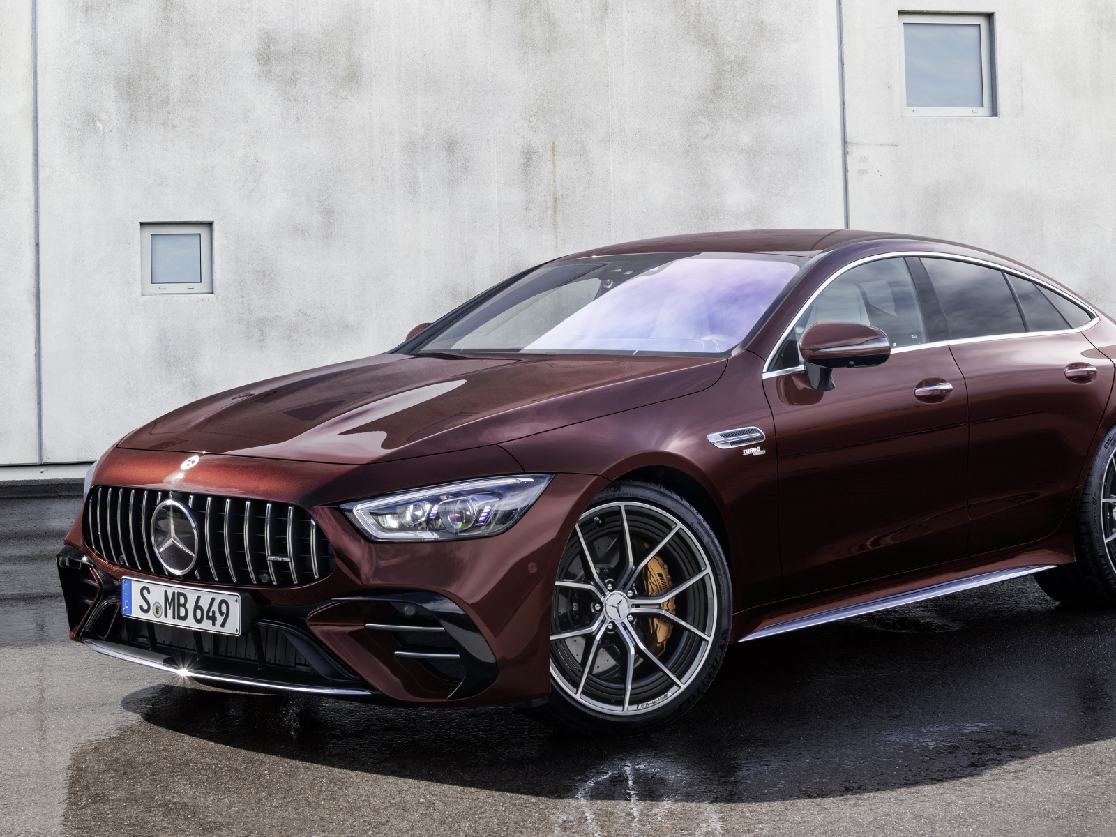 Коричневый автомобиль  Mercedes-AMG GT 53, 2021 года