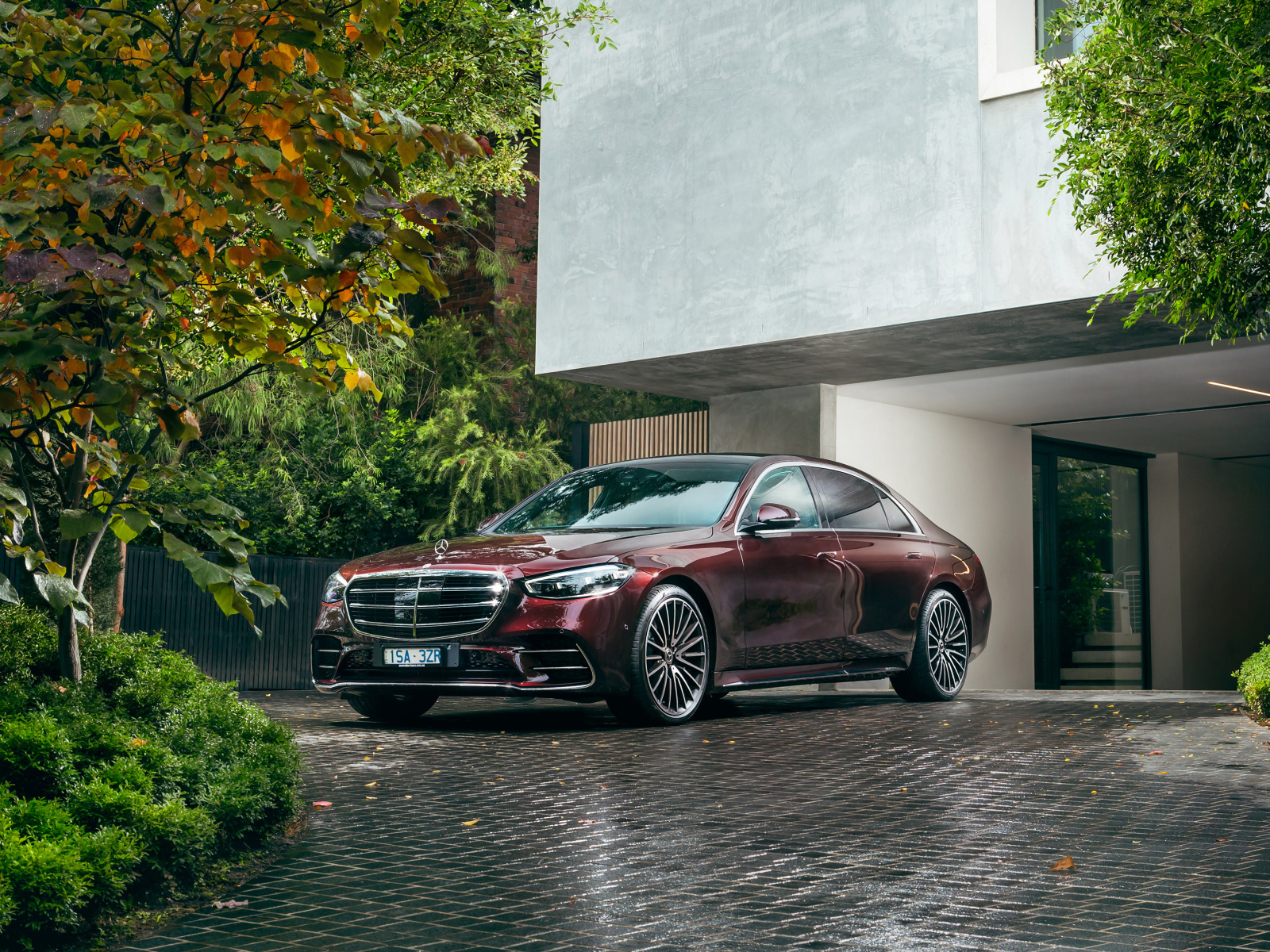 Бордовый автомобиль Mercedes-Benz S 450 Lang 4MATIC AMG Line 2021 года у дома