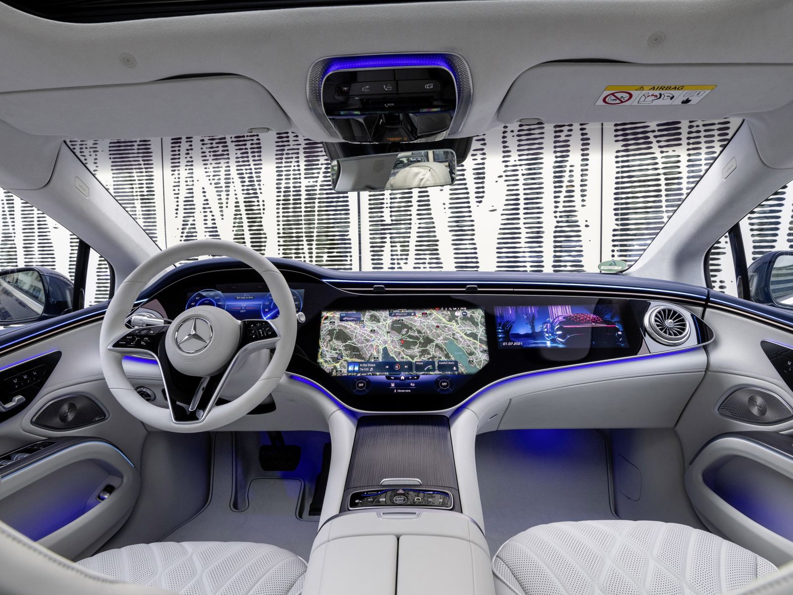 Серый кожаный салон автомобиля Mercedes-Benz EQS 450+ AMG Line 2021 года