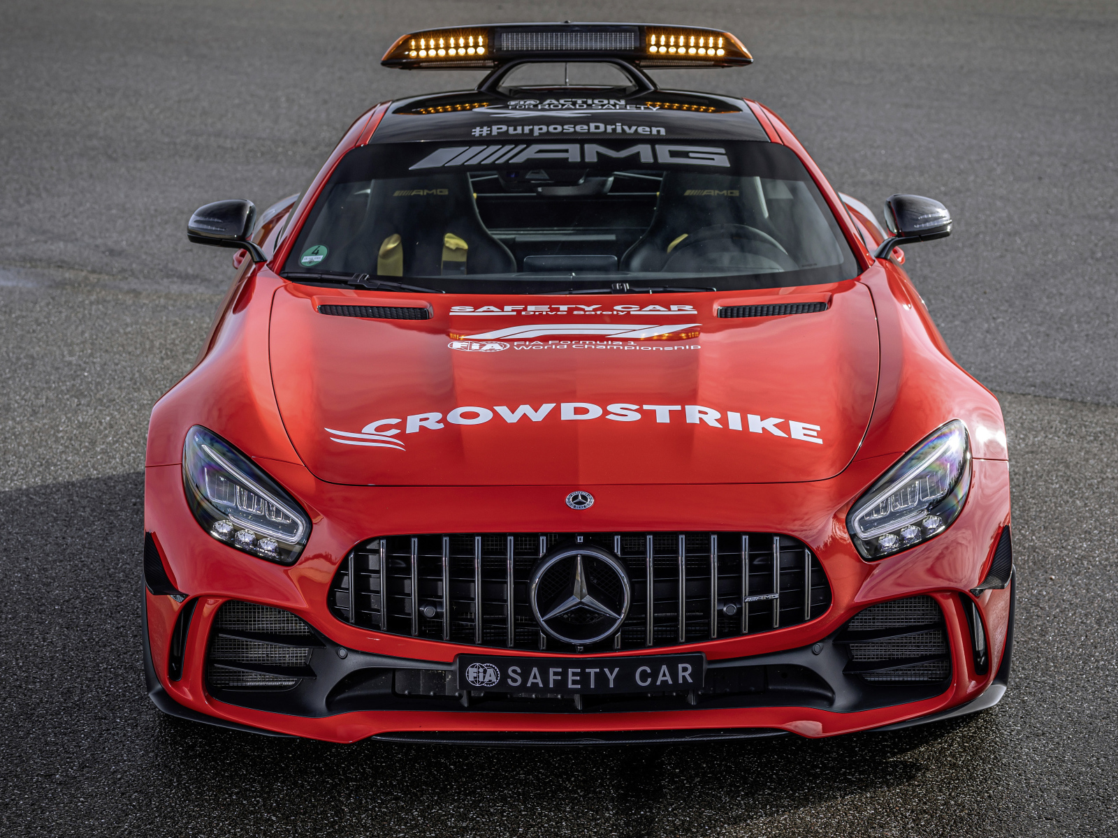 Красный автомобиль Mercedes-AMG GT R F1 Safety Car 2021 года вид спереди