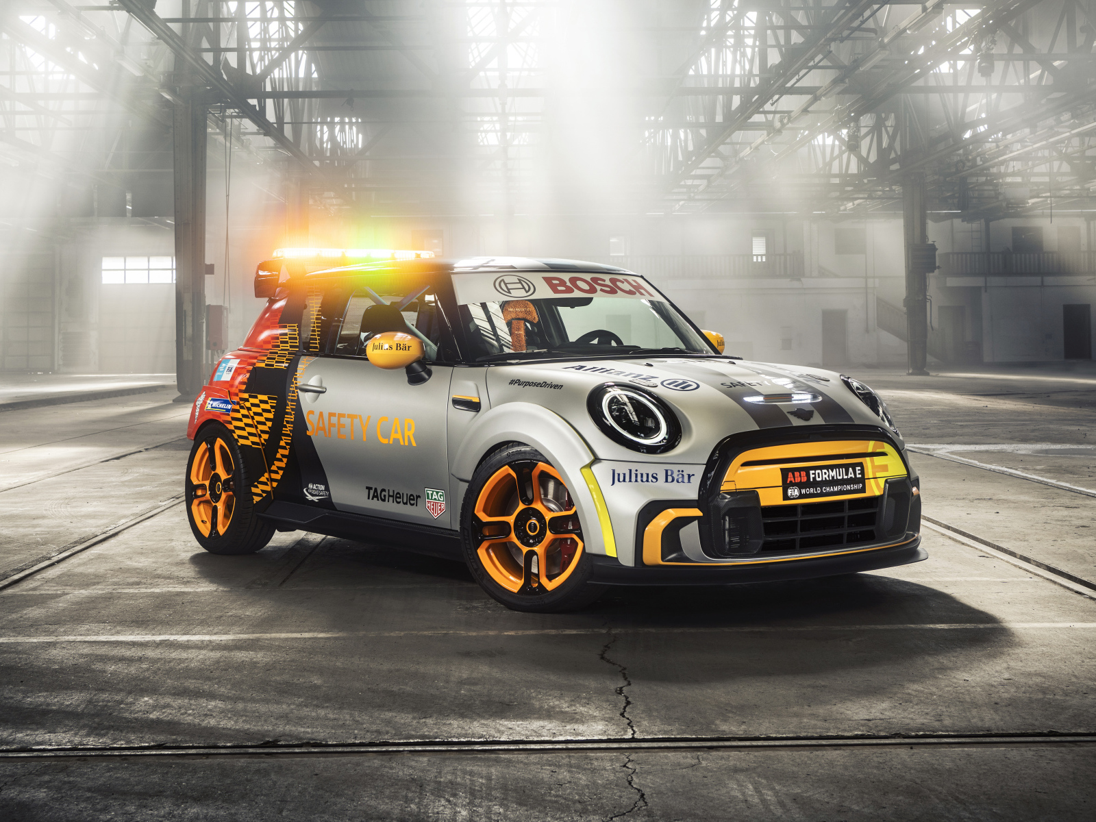 Автомобиль MINI Electric Pacesetter Inspired By JCW 2021  года в здании