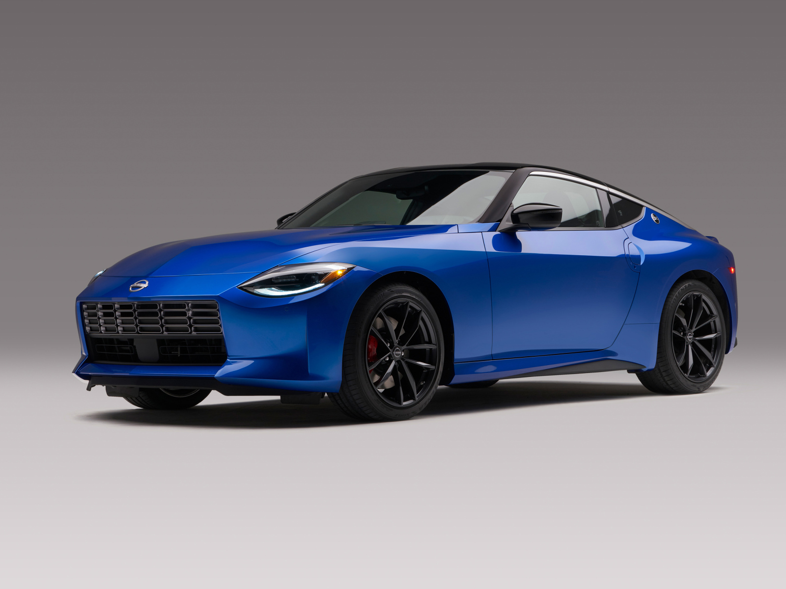 Синий автомобиль Nissan Z Performance, 2023 года на сером фоне