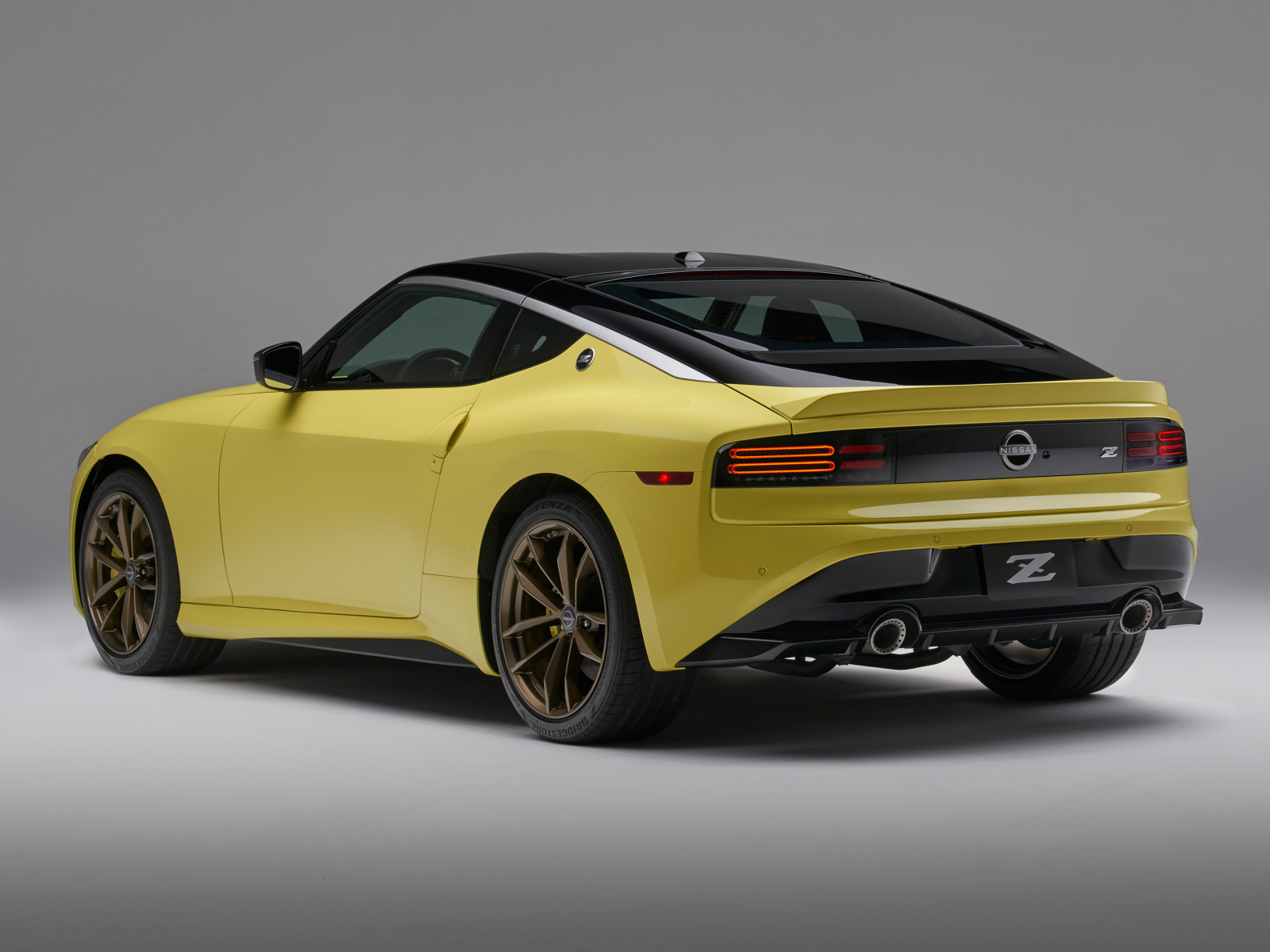 Желтый автомобиль Nissan Z, 2023 года вид сзади