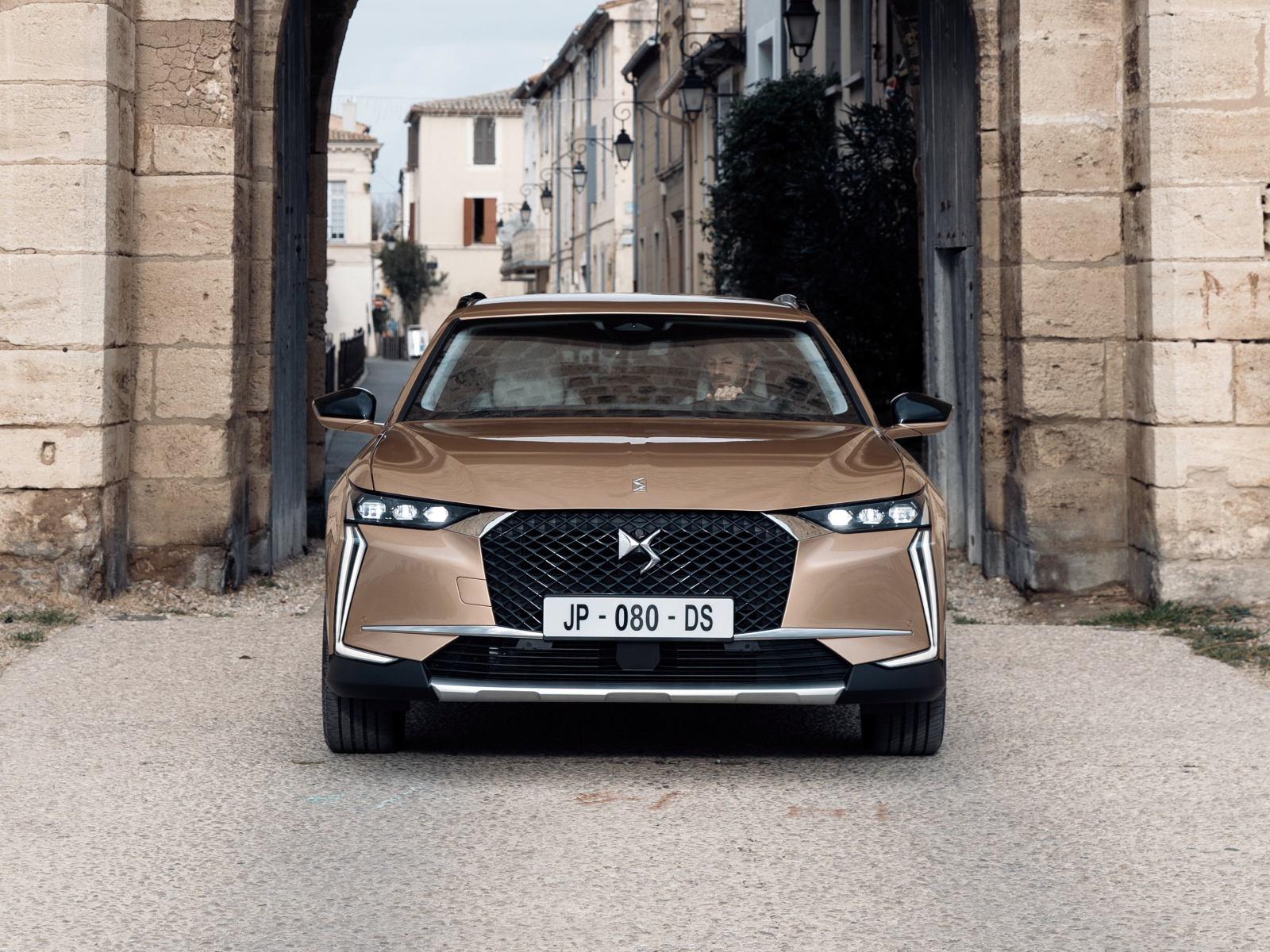 Автомобиль DS 4 Cross 2021 года вид спереди