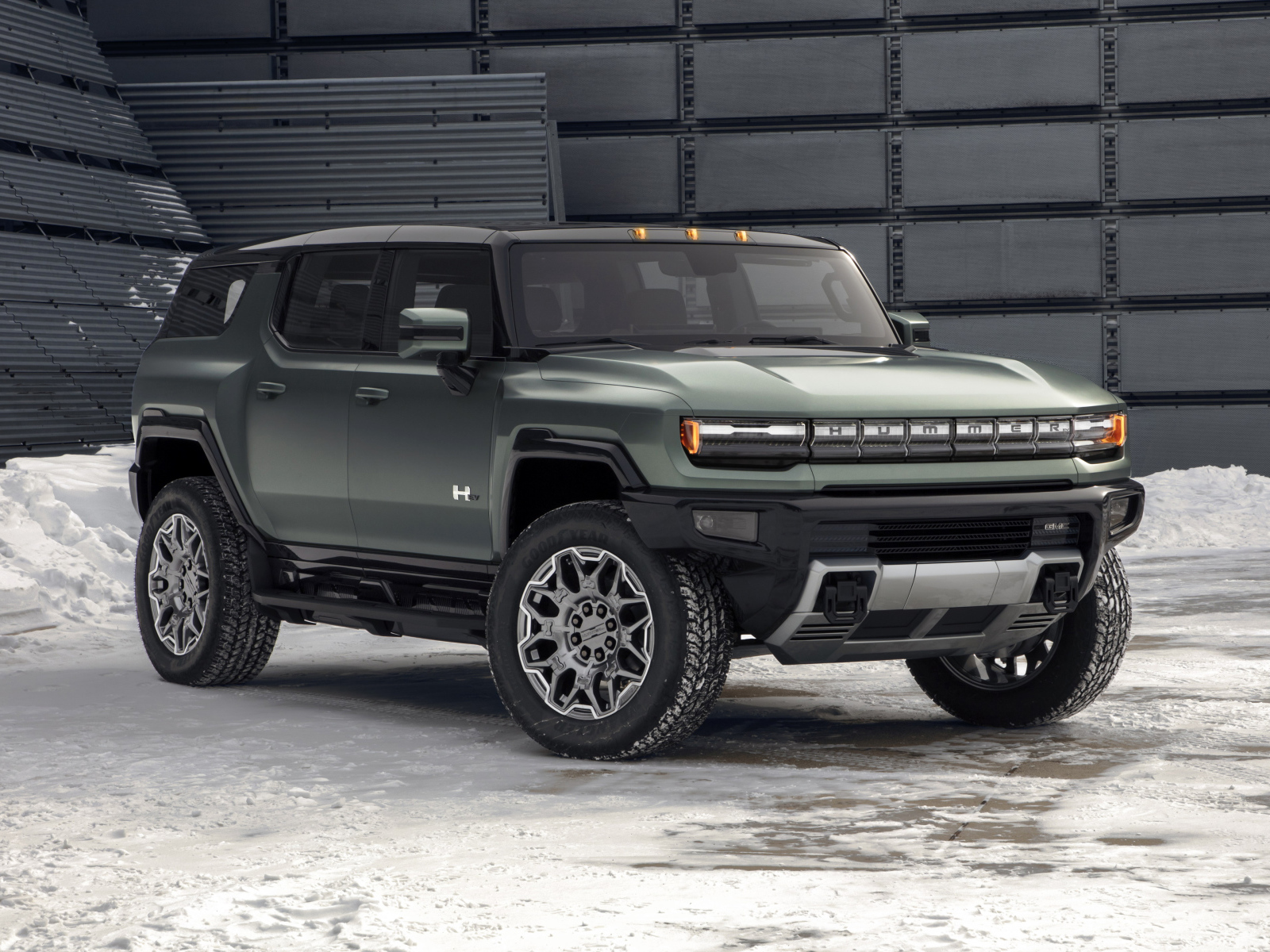 Внедорожник GMC Hummer EV, 2024 года на фоне стены