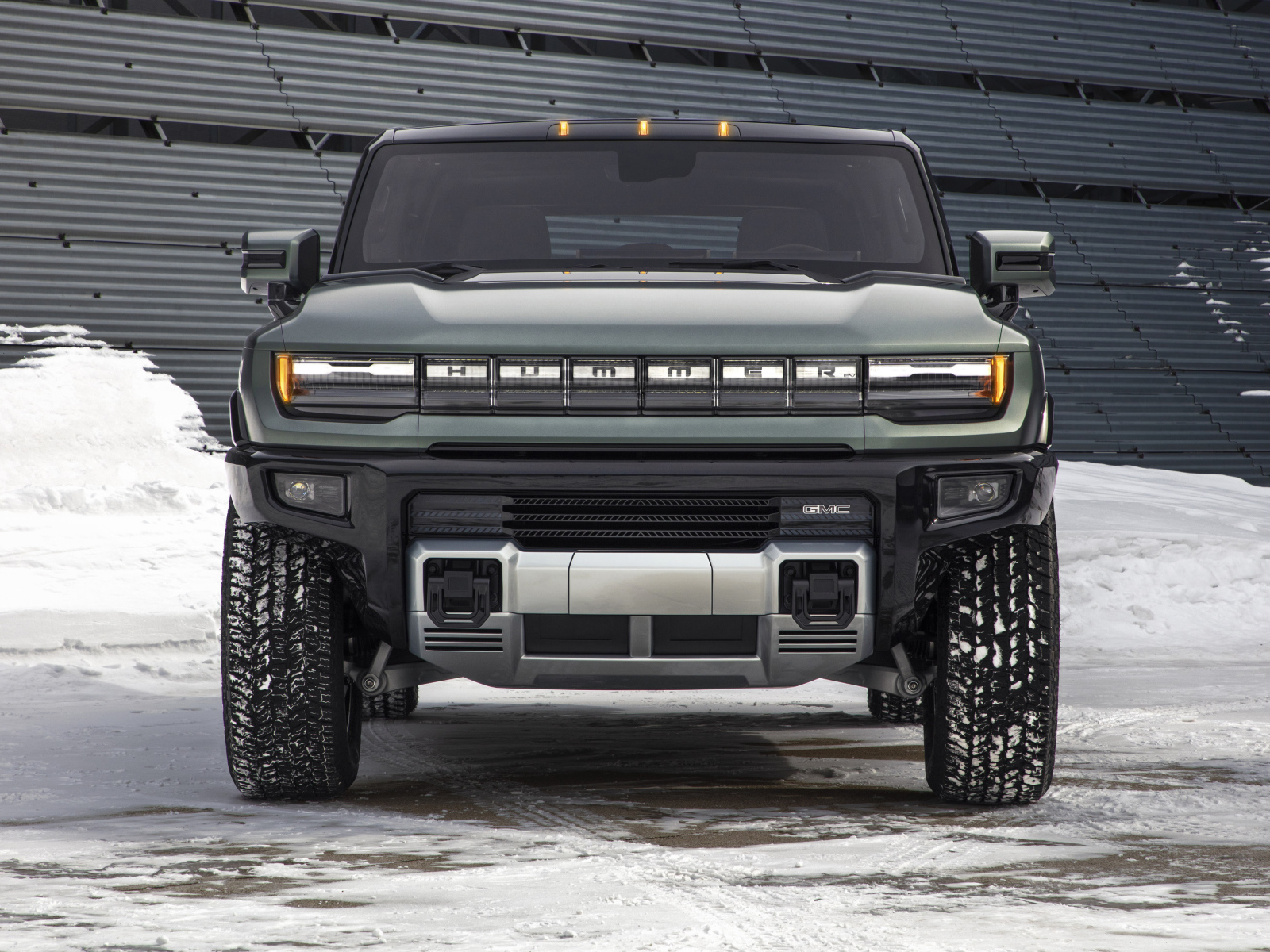 Джип GMC Hummer EV, 2024 года на снегу